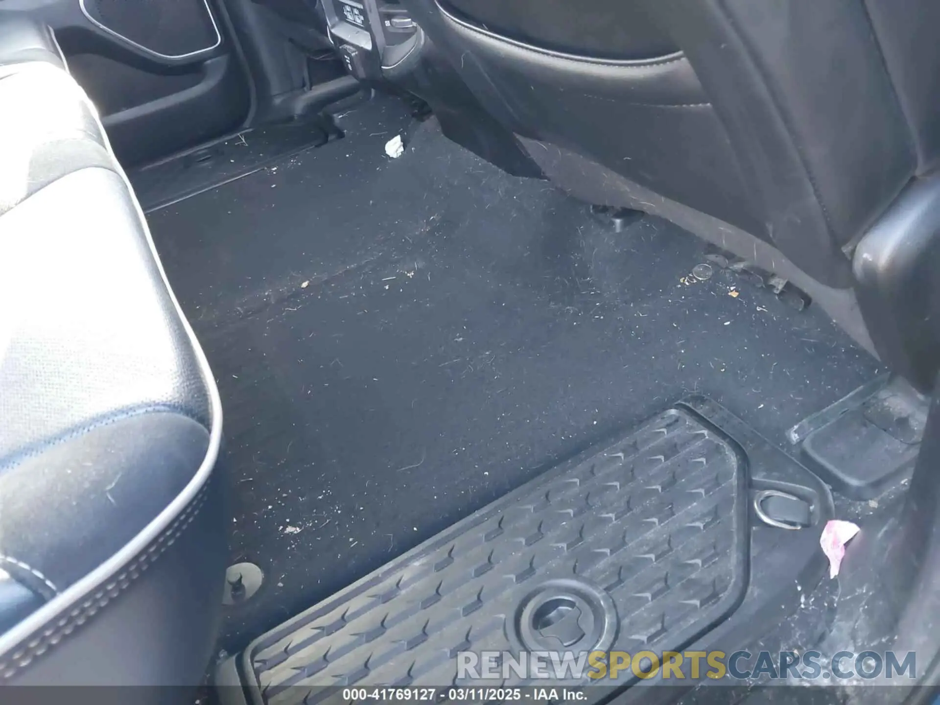 8 Photograph of a damaged car 1C6RREJT4KN770475 RAM 1500 2019