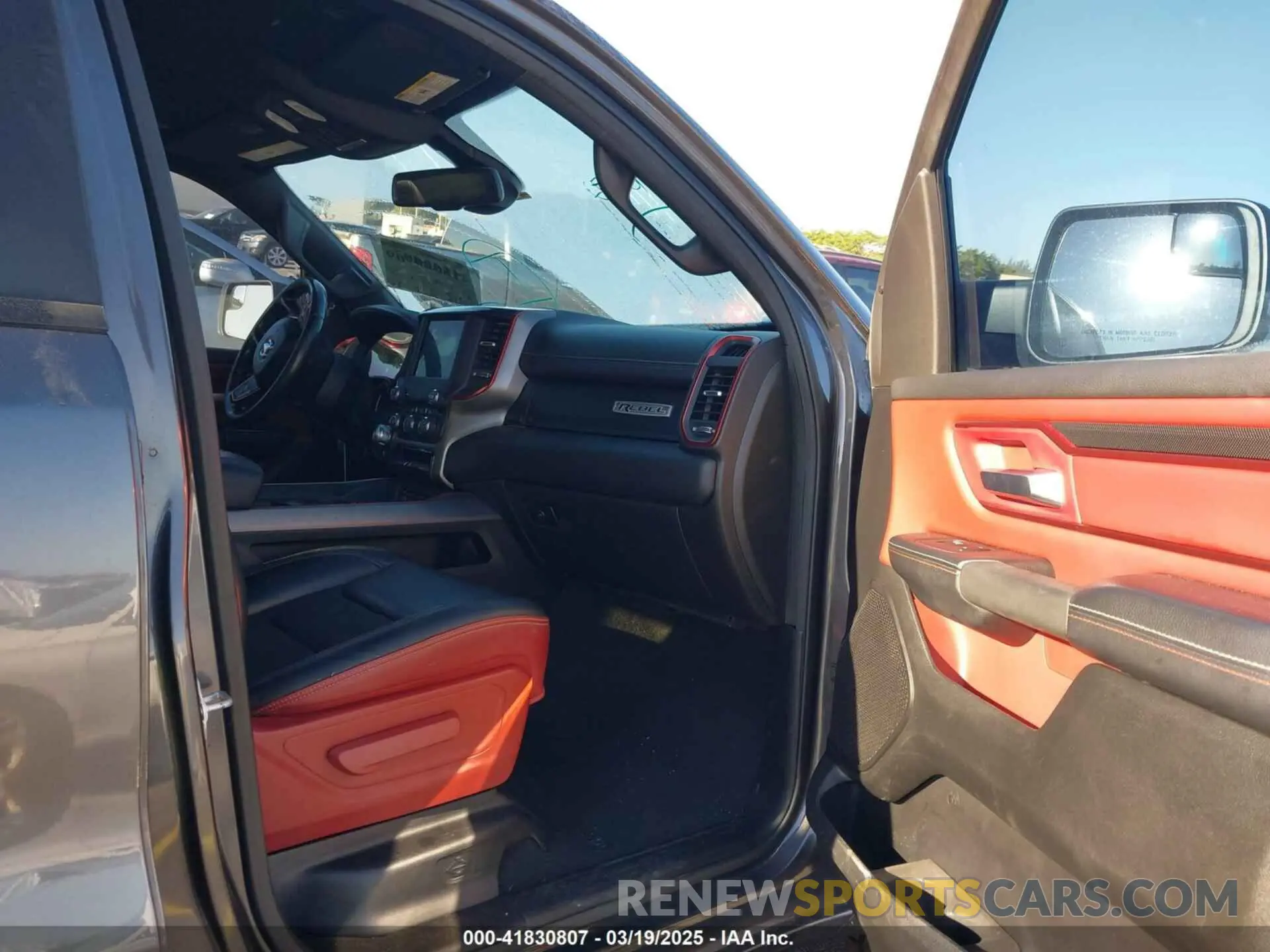 5 Photograph of a damaged car 1C6RRELT8KN549233 RAM 1500 2019