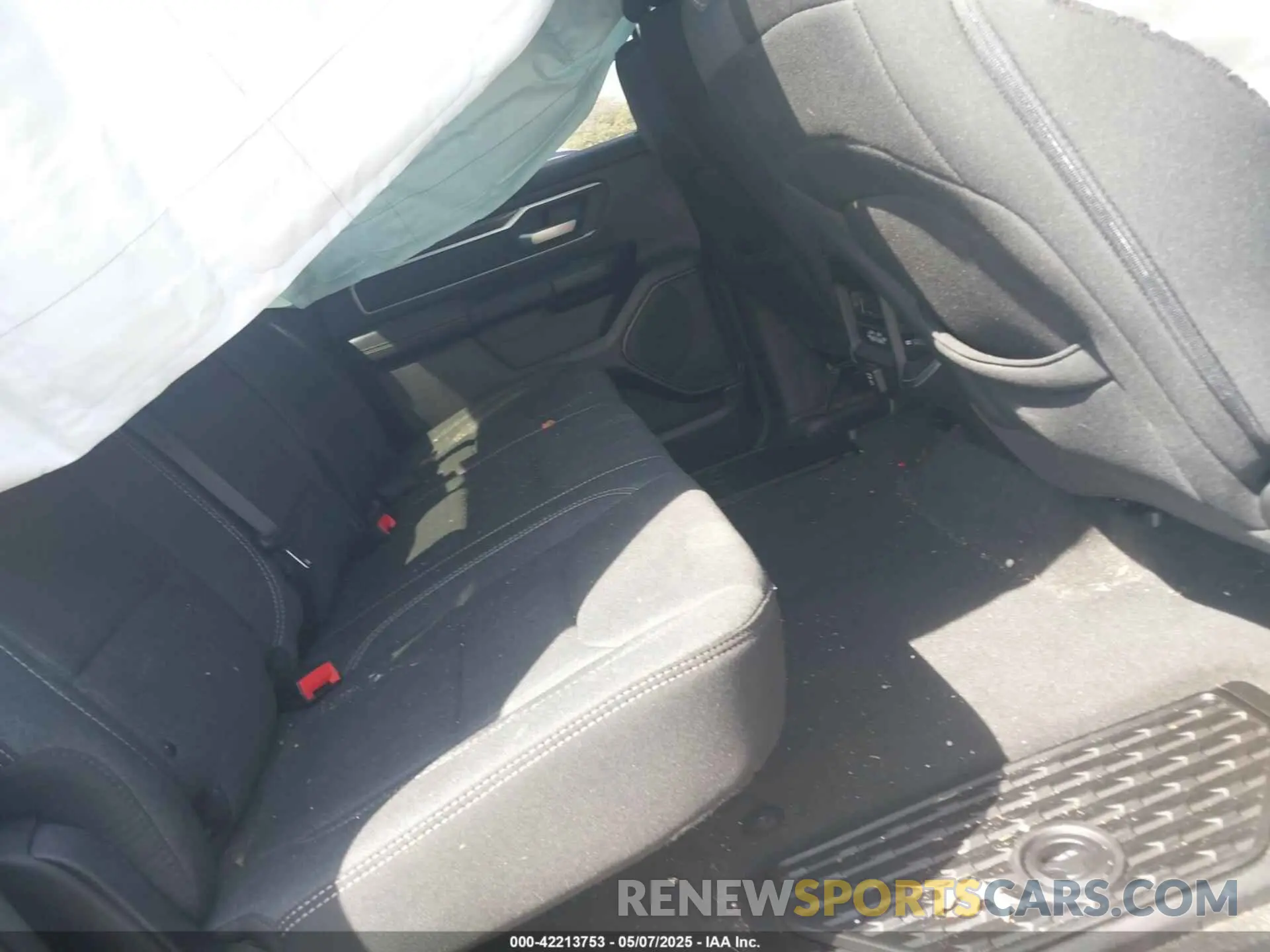 8 Photograph of a damaged car 1C6RRFFG0KN919093 RAM 1500 2019