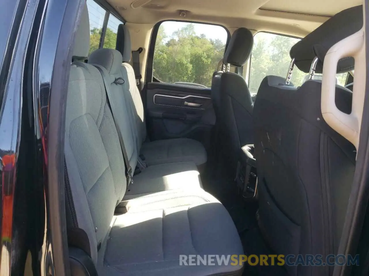 10 Photograph of a damaged car 1C6SRFBT2KN578221 RAM 1500 2019