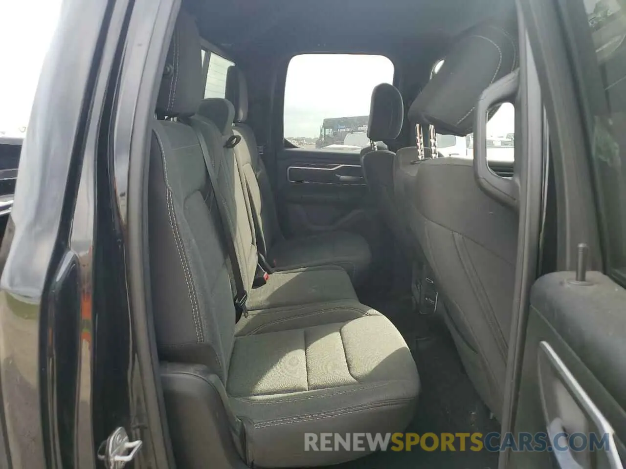 10 Photograph of a damaged car 1C6SRFBT4KN656269 RAM 1500 2019