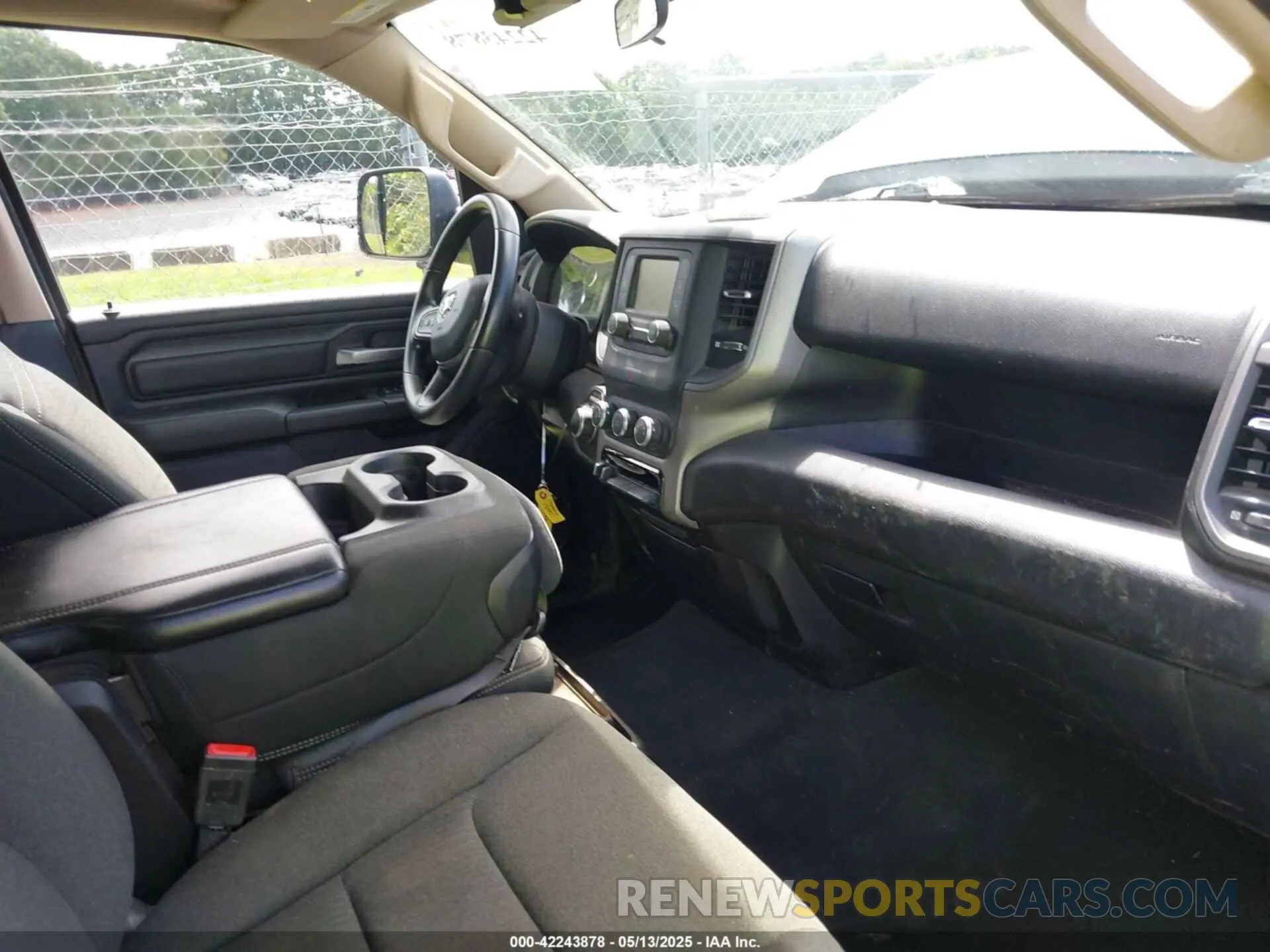 5 Photograph of a damaged car 1C6SRFCT5KN597618 RAM 1500 2019