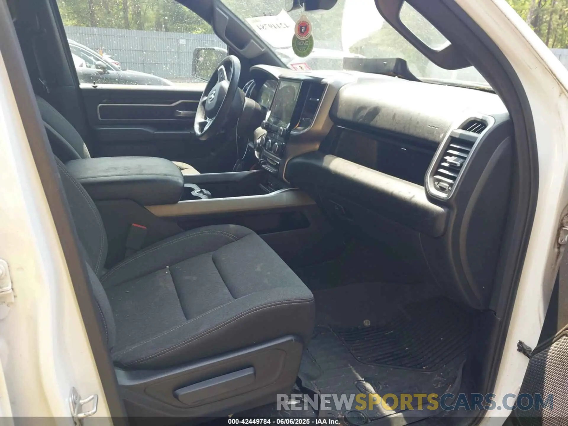 5 Photograph of a damaged car 1C6SRFFT0KN823513 RAM 1500 2019