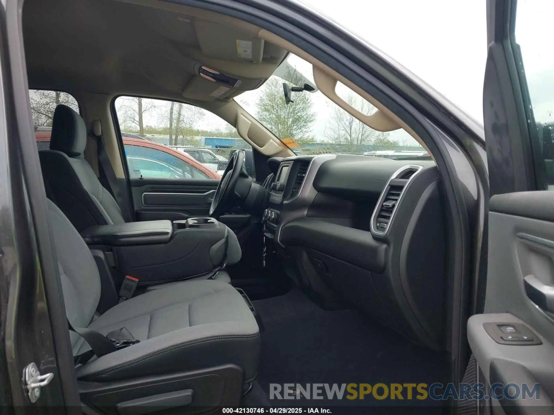 5 Photograph of a damaged car 1C6SRFFT1KN645322 RAM 1500 2019