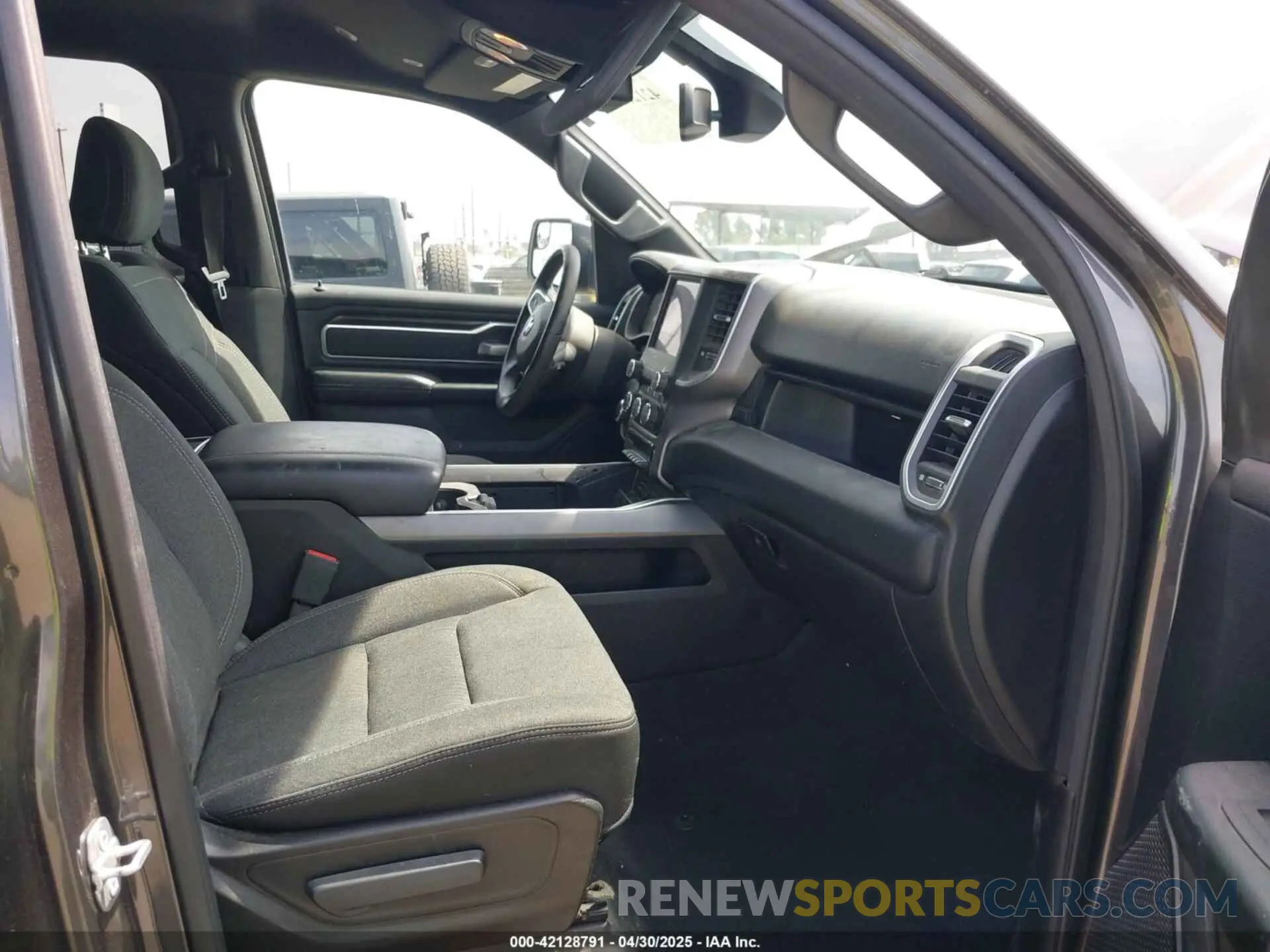 5 Photograph of a damaged car 1C6SRFFT1KN732525 RAM 1500 2019