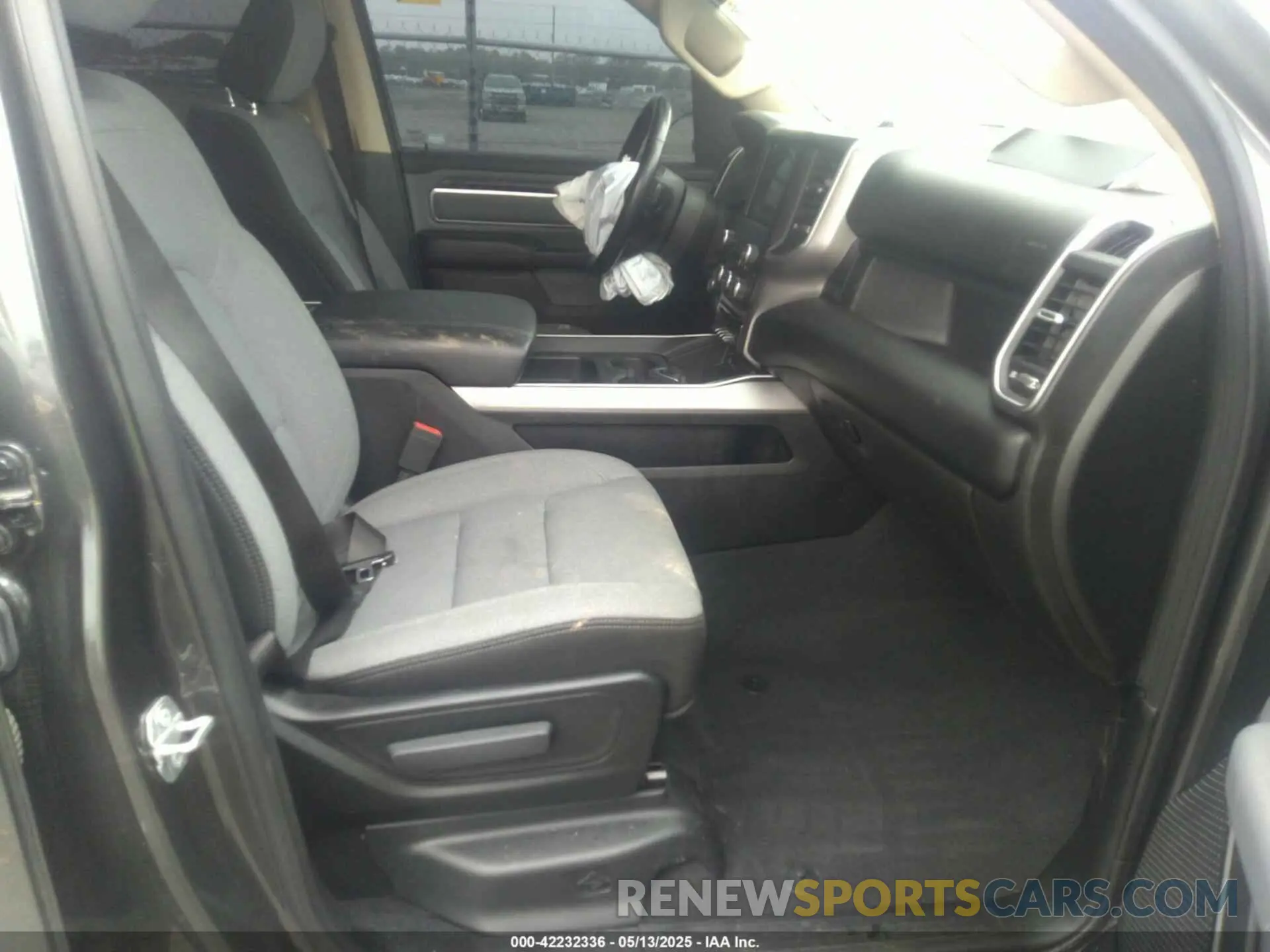 5 Photograph of a damaged car 1C6SRFFT3KN536179 RAM 1500 2019