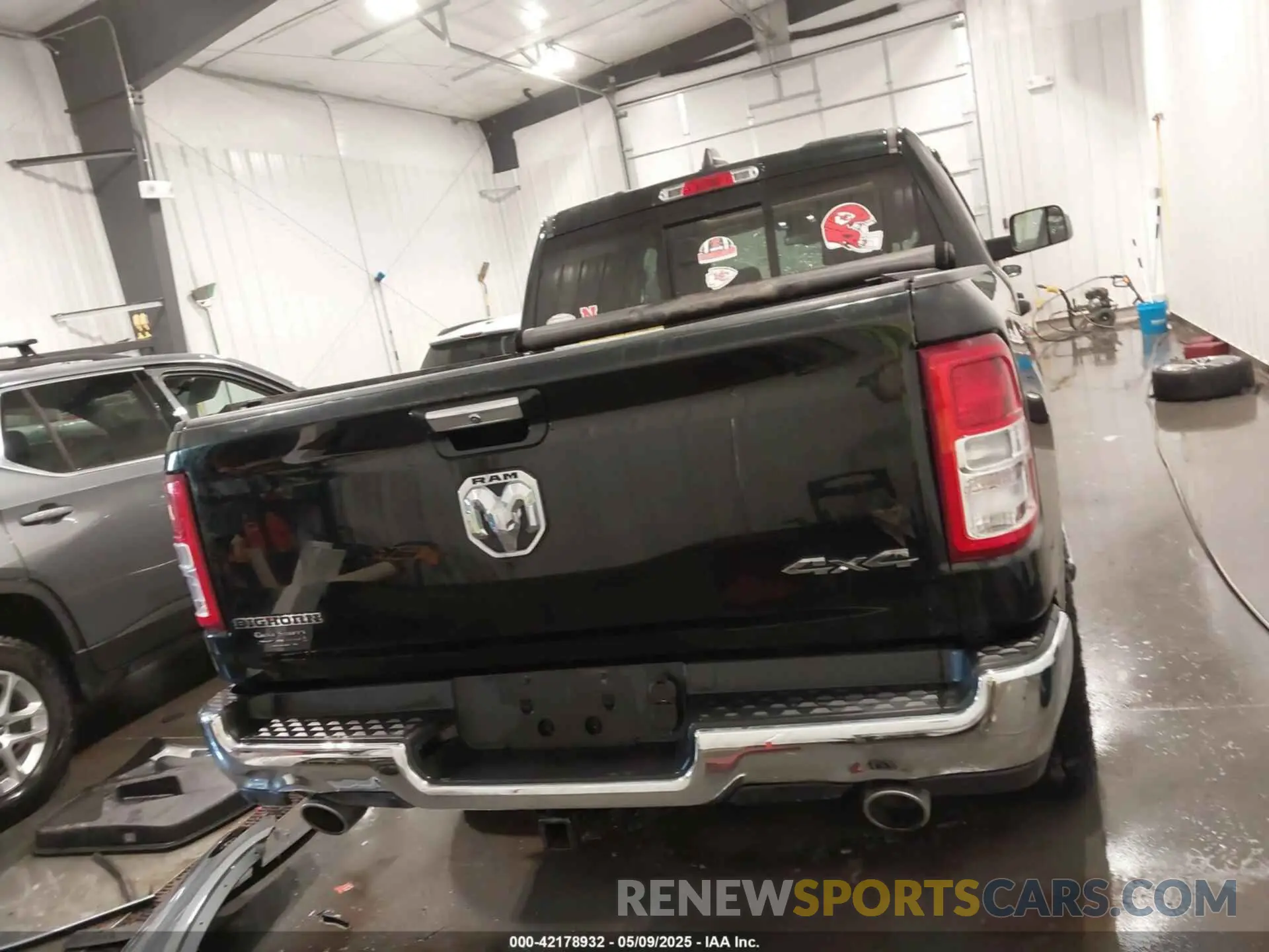 17 Photograph of a damaged car 1C6SRFFT3KN625461 RAM 1500 2019