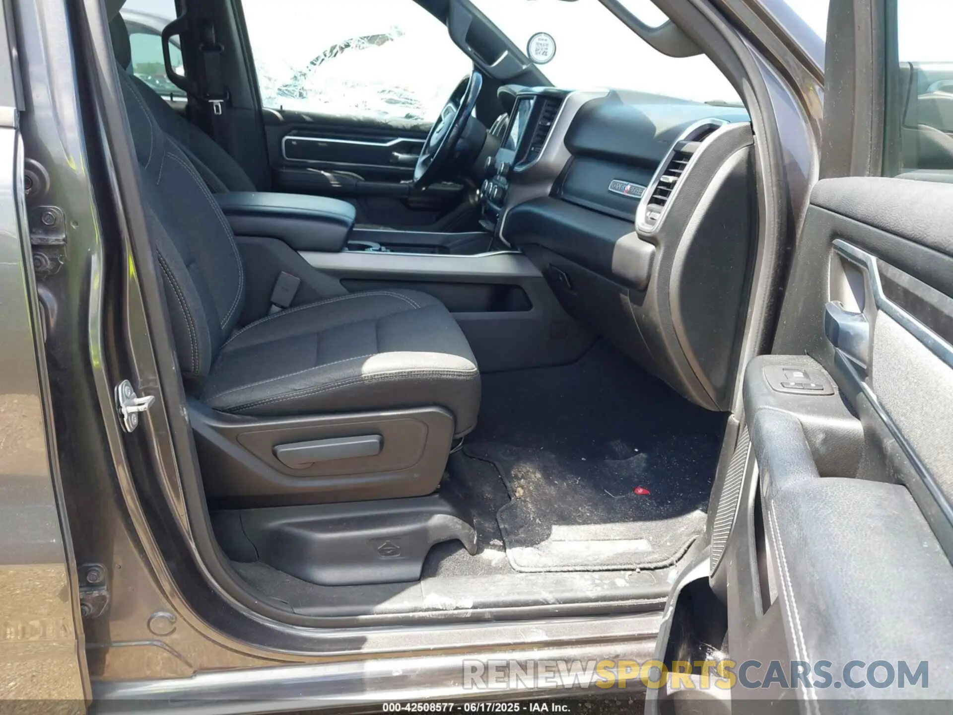 5 Photograph of a damaged car 1C6SRFFT3KN667970 RAM 1500 2019