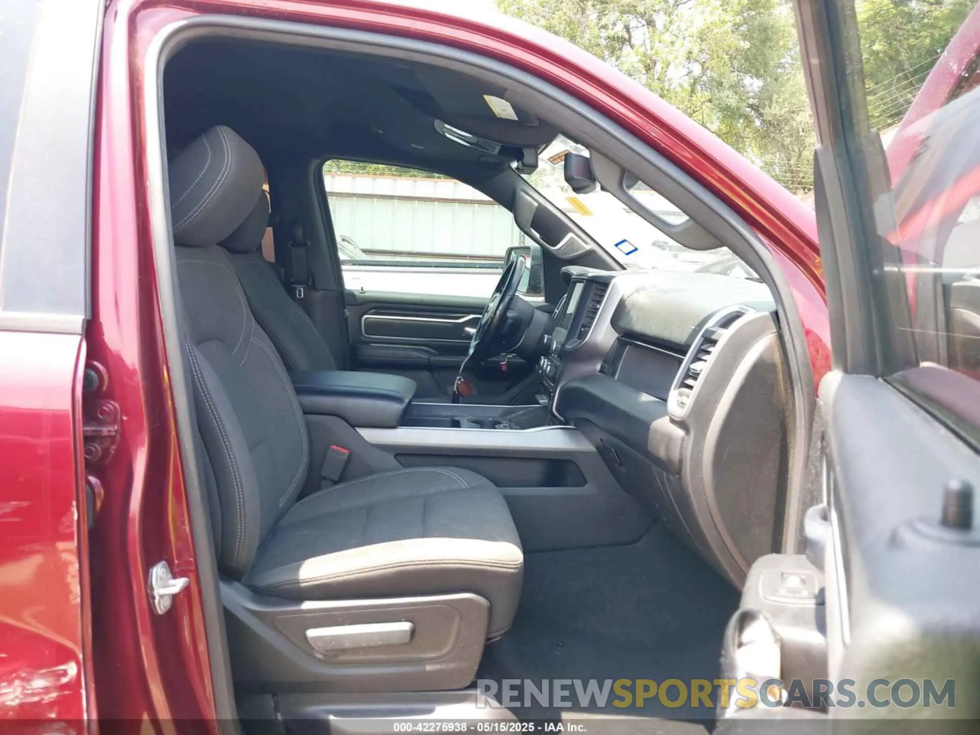 5 Photograph of a damaged car 1C6SRFFT4KN686009 RAM 1500 2019