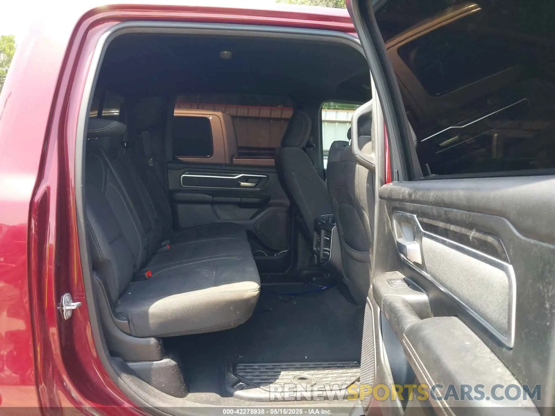 8 Photograph of a damaged car 1C6SRFFT4KN686009 RAM 1500 2019