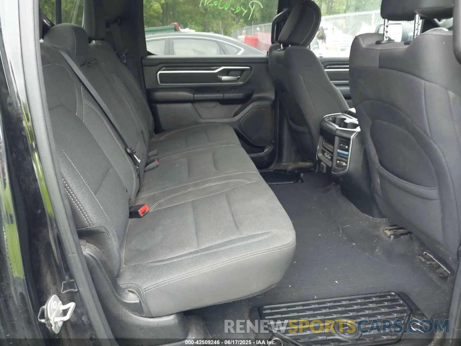 8 Photograph of a damaged car 1C6SRFFT4KN782464 RAM 1500 2019