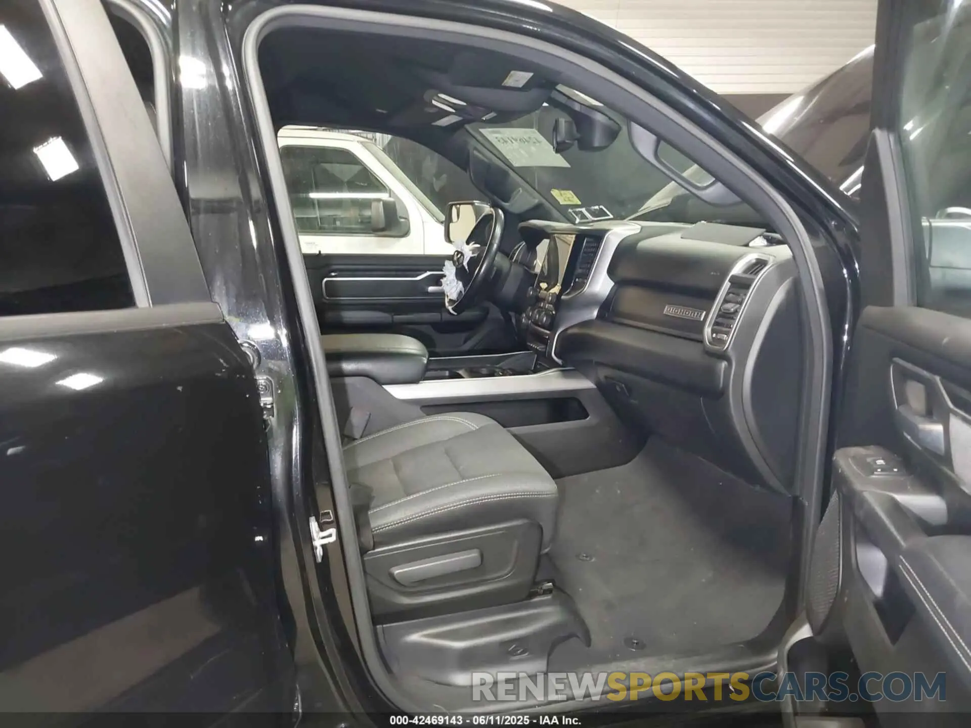 5 Photograph of a damaged car 1C6SRFFT5KN520999 RAM 1500 2019