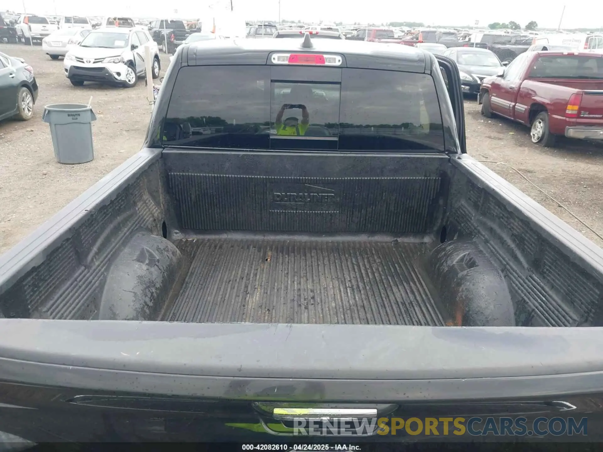 18 Photograph of a damaged car 1C6SRFFT5KN649664 RAM 1500 2019