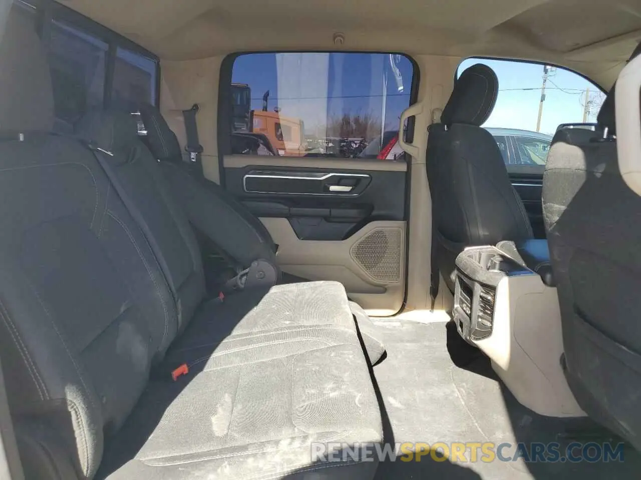 10 Photograph of a damaged car 1C6SRFFT5KN668991 RAM 1500 2019