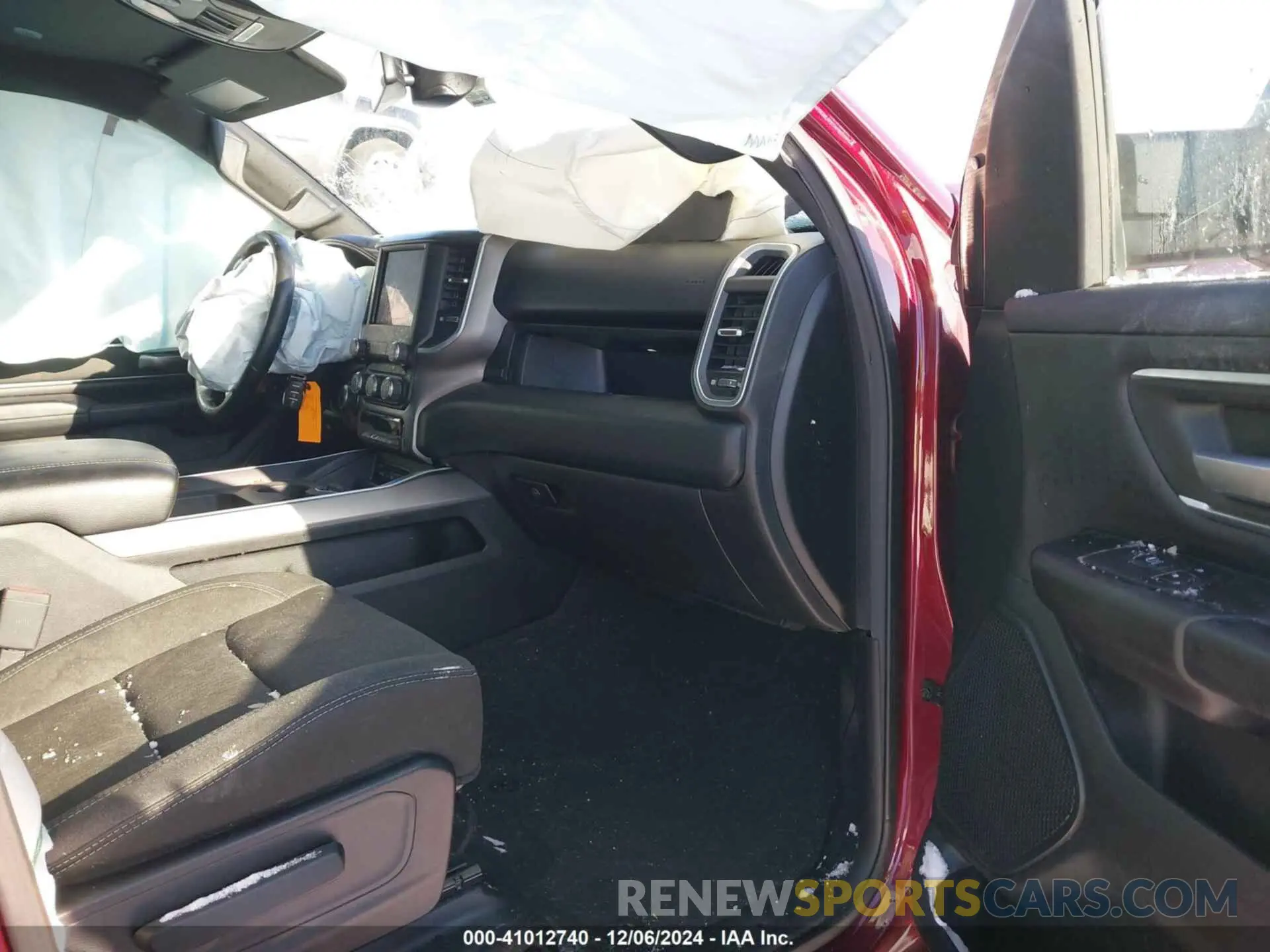 5 Photograph of a damaged car 1C6SRFFT5KN755709 RAM 1500 2019