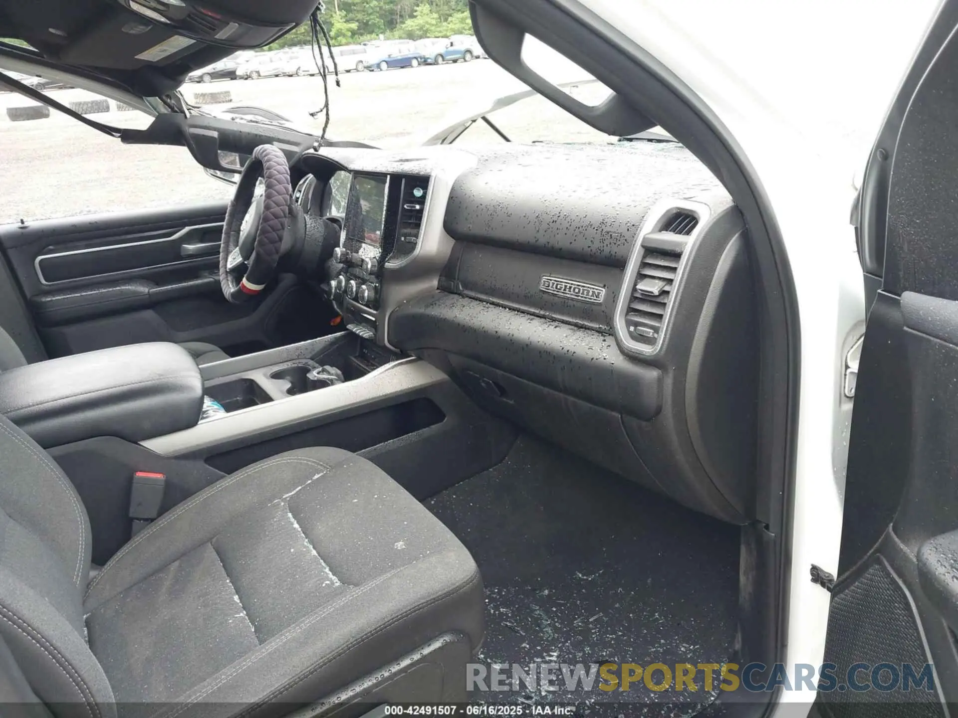 5 Photograph of a damaged car 1C6SRFFT6KN587871 RAM 1500 2019
