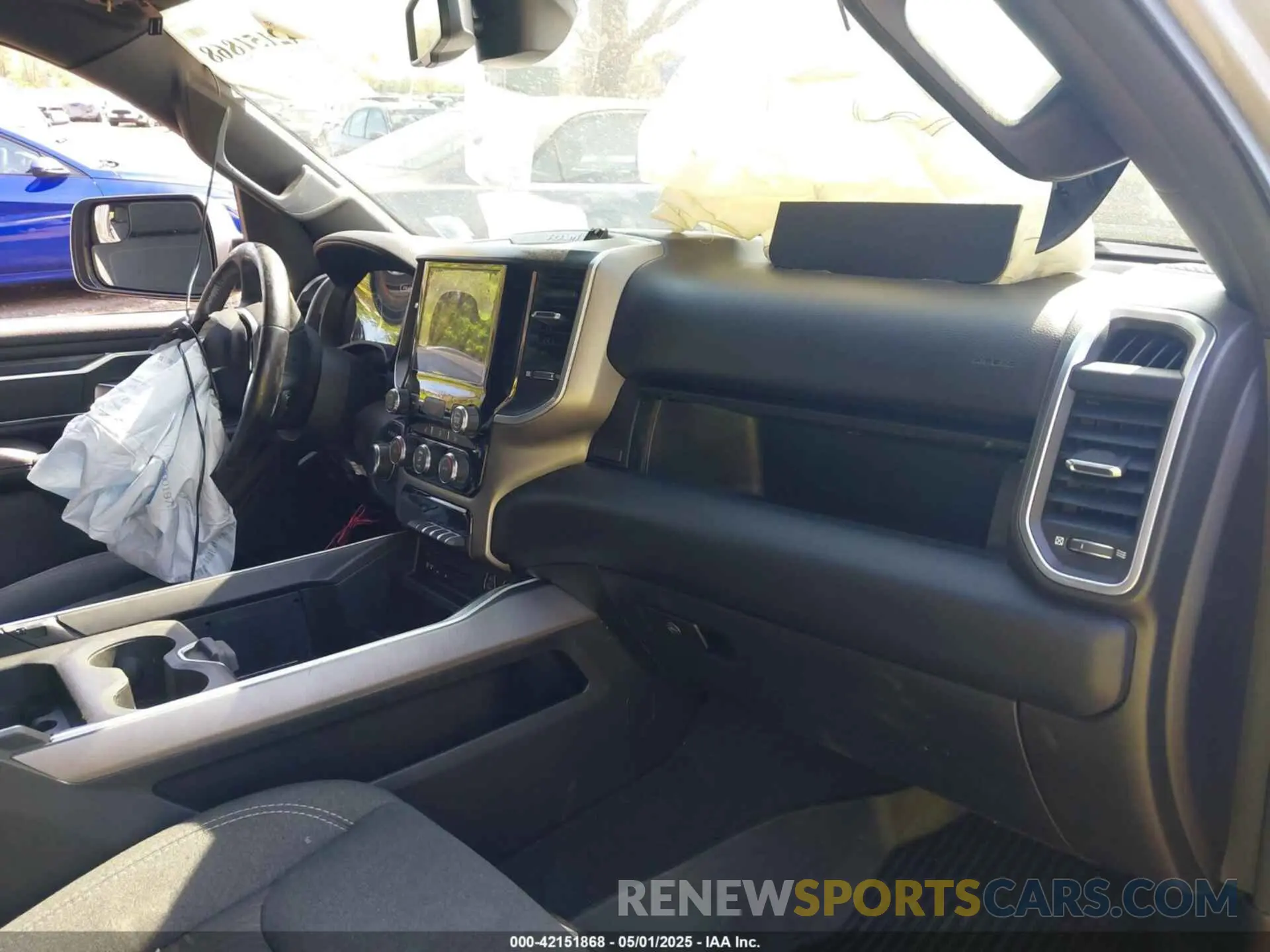5 Photograph of a damaged car 1C6SRFFT6KN733556 RAM 1500 2019