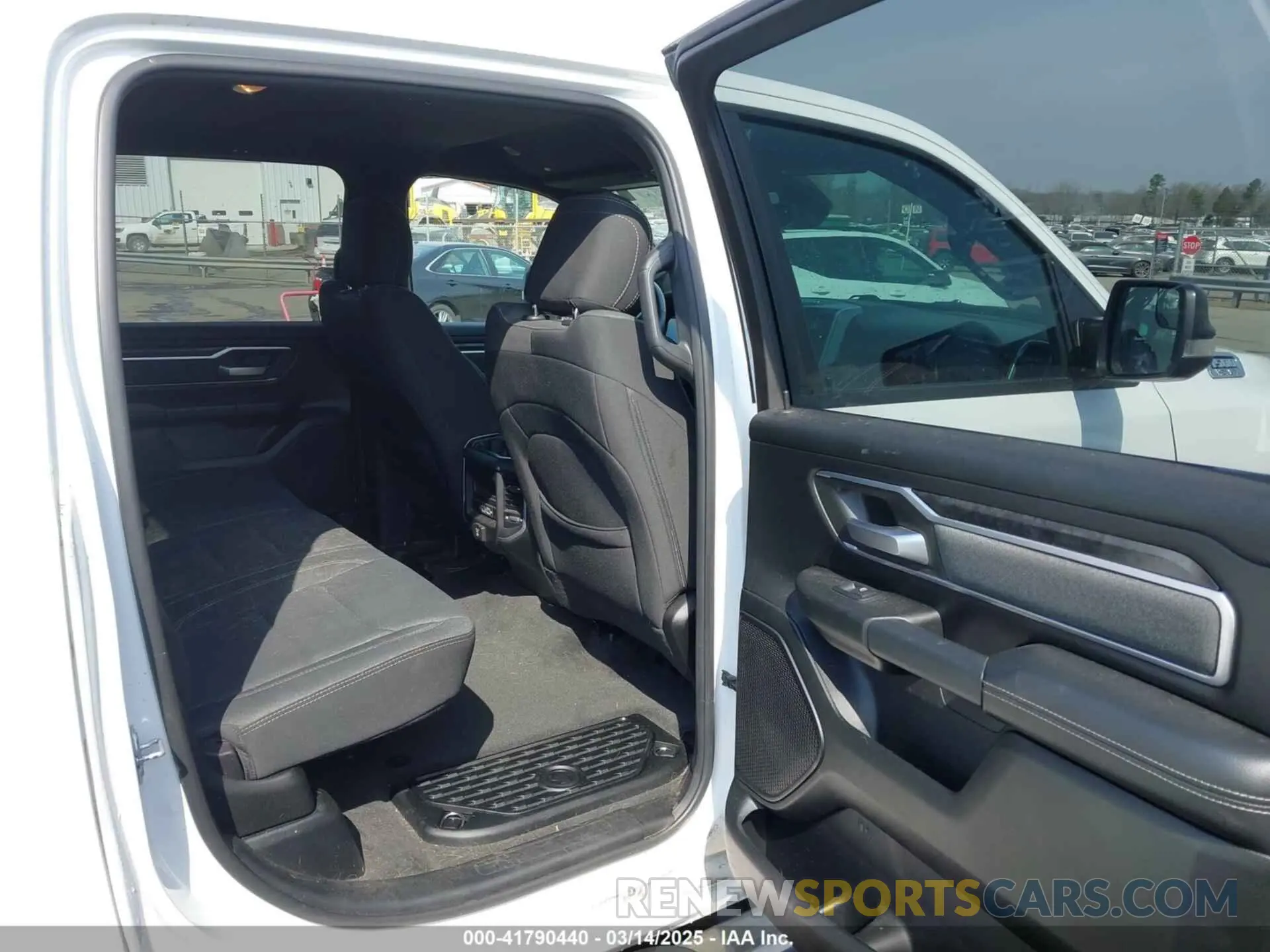 8 Photograph of a damaged car 1C6SRFFT6KN904290 RAM 1500 2019