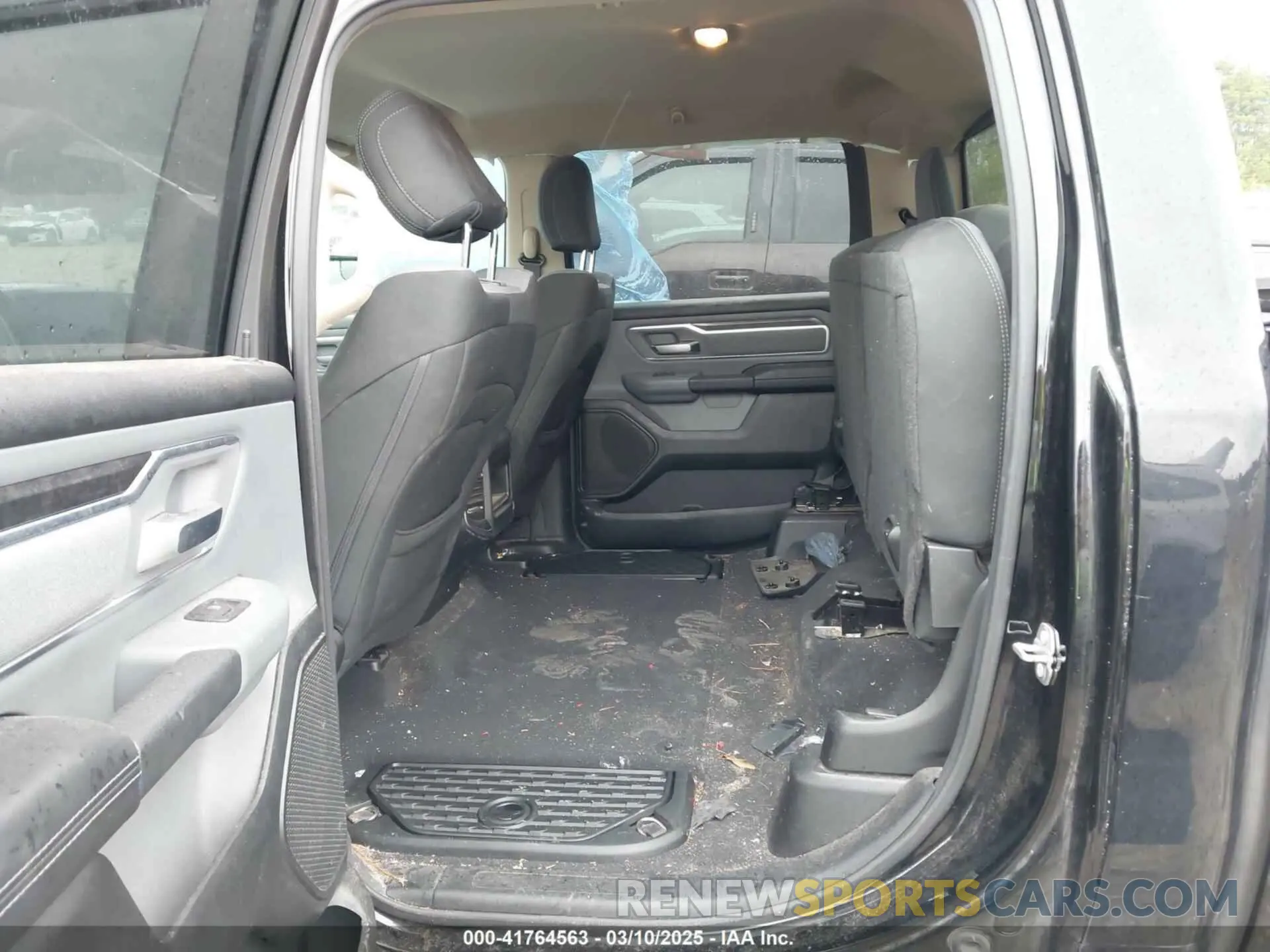 8 Photograph of a damaged car 1C6SRFFT7KN589502 RAM 1500 2019
