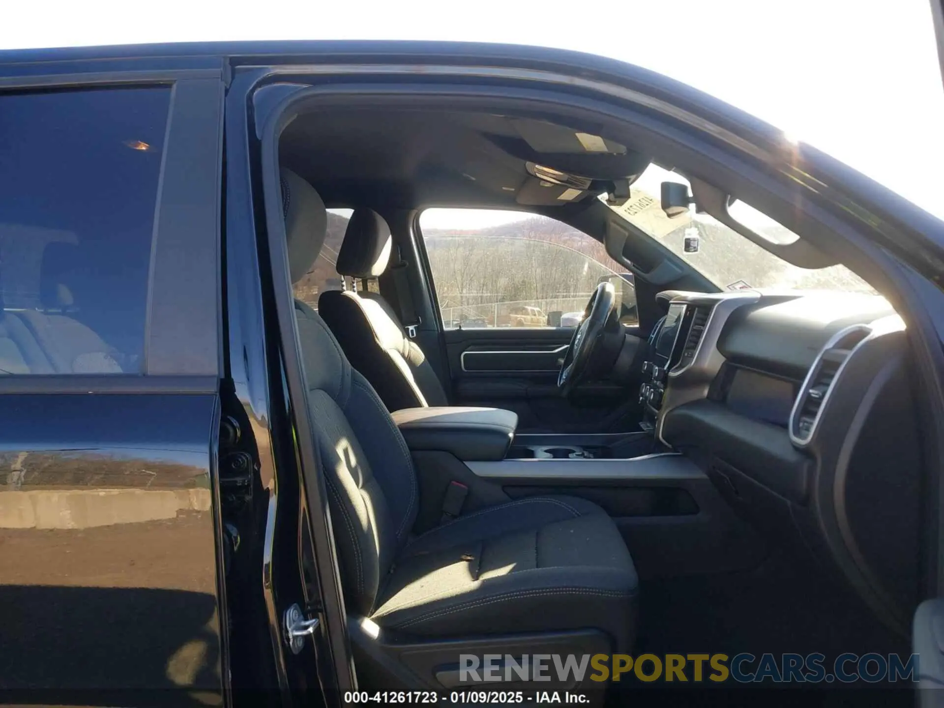 5 Photograph of a damaged car 1C6SRFFT8KN659895 RAM 1500 2019