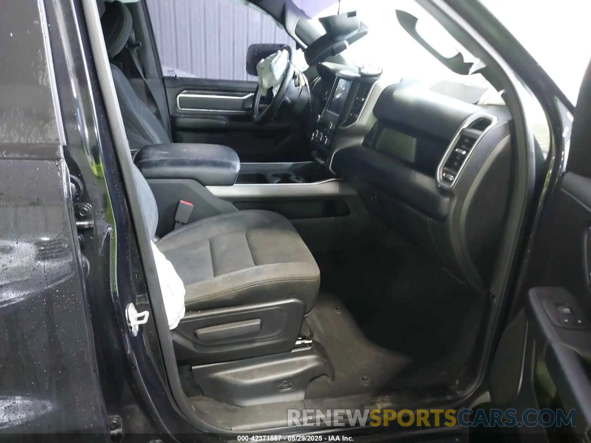 5 Photograph of a damaged car 1C6SRFFTXKN674611 RAM 1500 2019