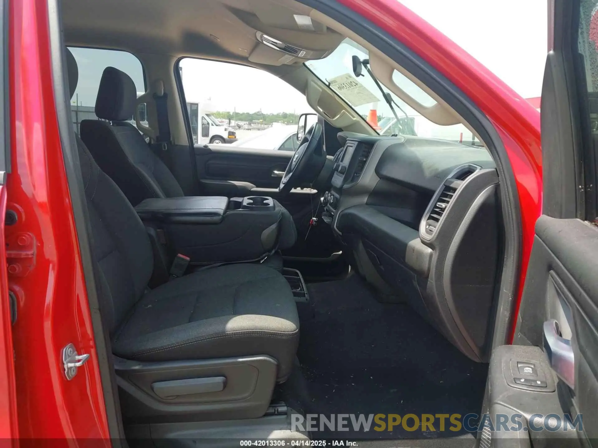 5 Photograph of a damaged car 1C6SRFGT0KN615078 RAM 1500 2019
