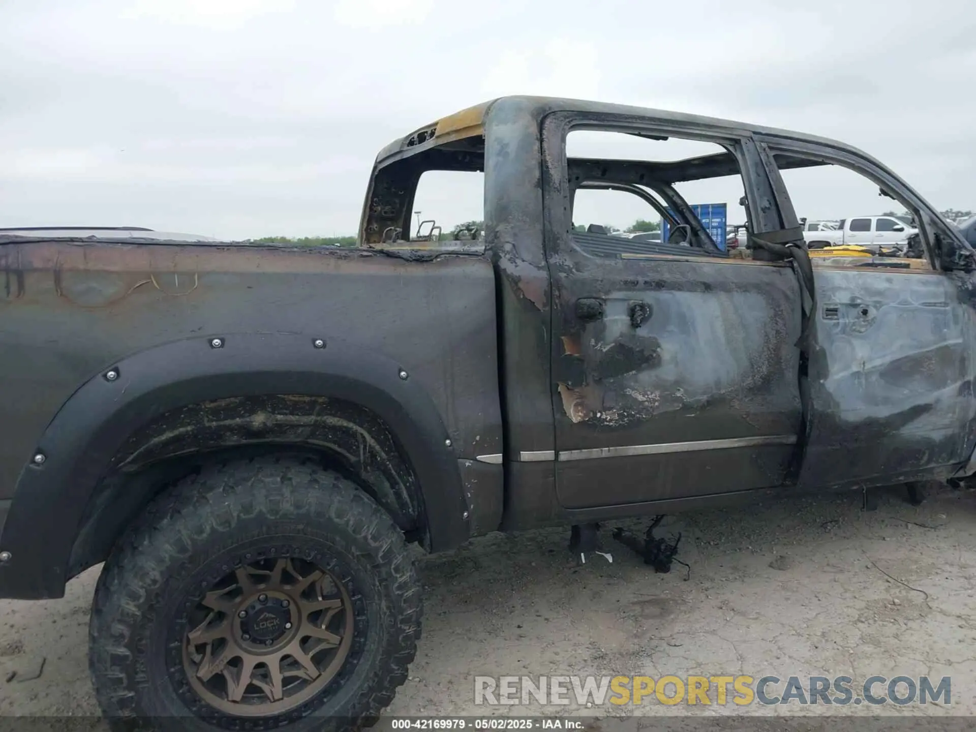 13 Photograph of a damaged car 1C6SRFHT2KN923691 RAM 1500 2019
