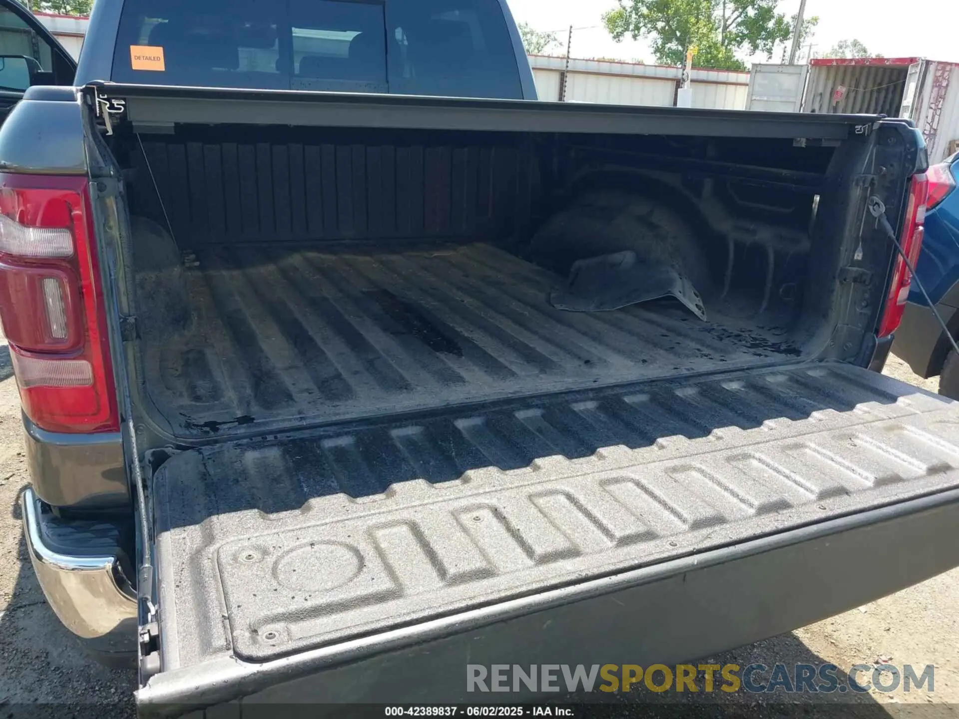 17 Photograph of a damaged car 1C6SRFHT4KN552775 RAM 1500 2019
