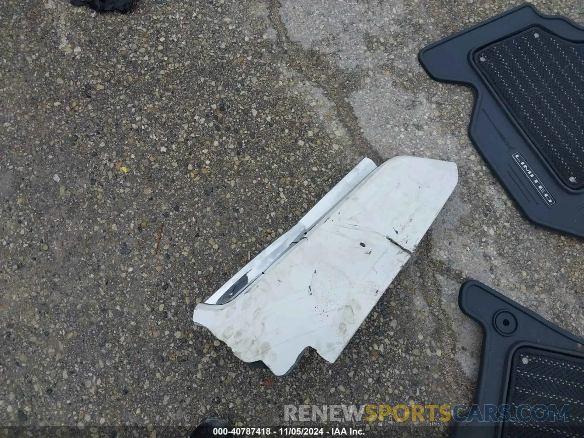 12 Photograph of a damaged car 1C6SRFHT5KN670477 RAM 1500 2019