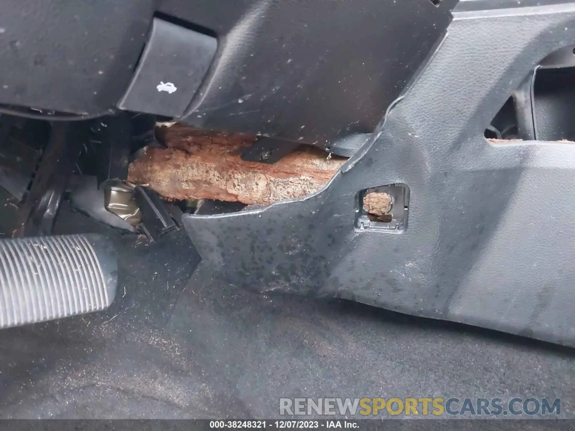 6 Photograph of a damaged car 1C6SRFHT9KN826536 RAM 1500 2019