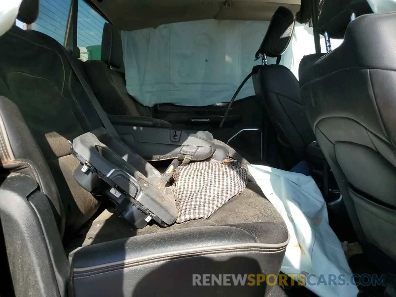 10 Photograph of a damaged car 1C6SRFJT1KN686363 RAM 1500 2019