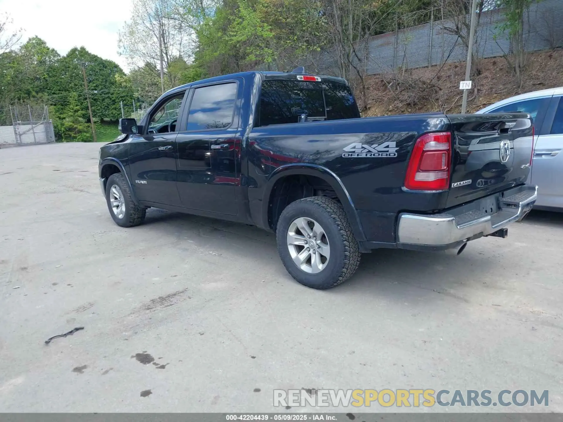 3 Photograph of a damaged car 1C6SRFJT1KN725291 RAM 1500 2019
