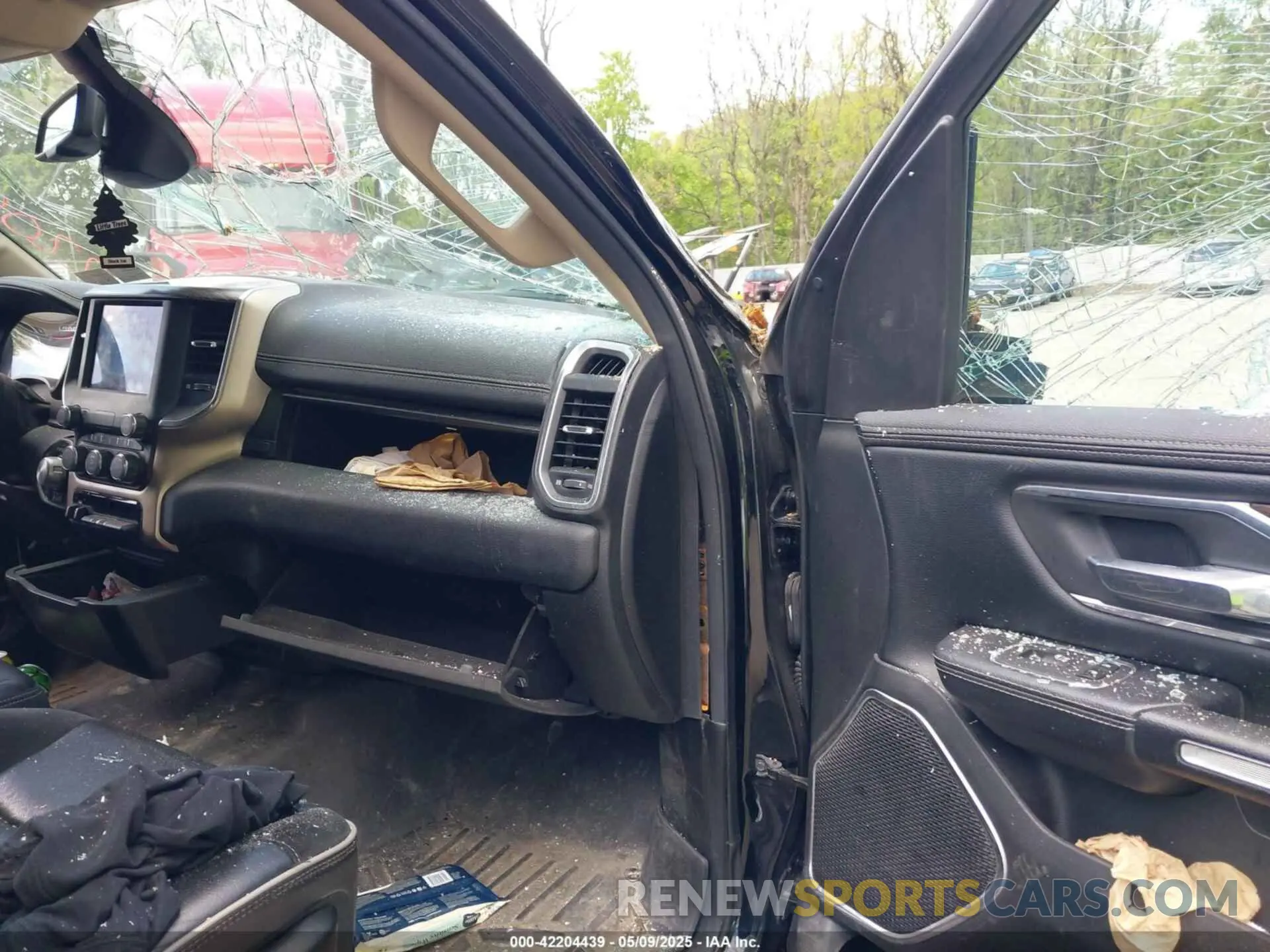 5 Photograph of a damaged car 1C6SRFJT1KN725291 RAM 1500 2019