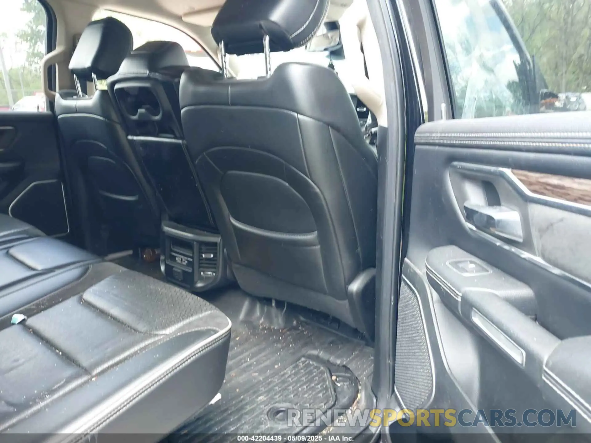 8 Photograph of a damaged car 1C6SRFJT1KN725291 RAM 1500 2019