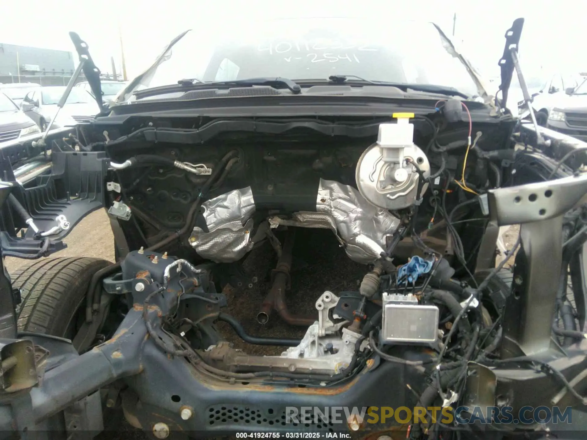10 Photograph of a damaged car 1C6SRFJT2KN772541 RAM 1500 2019