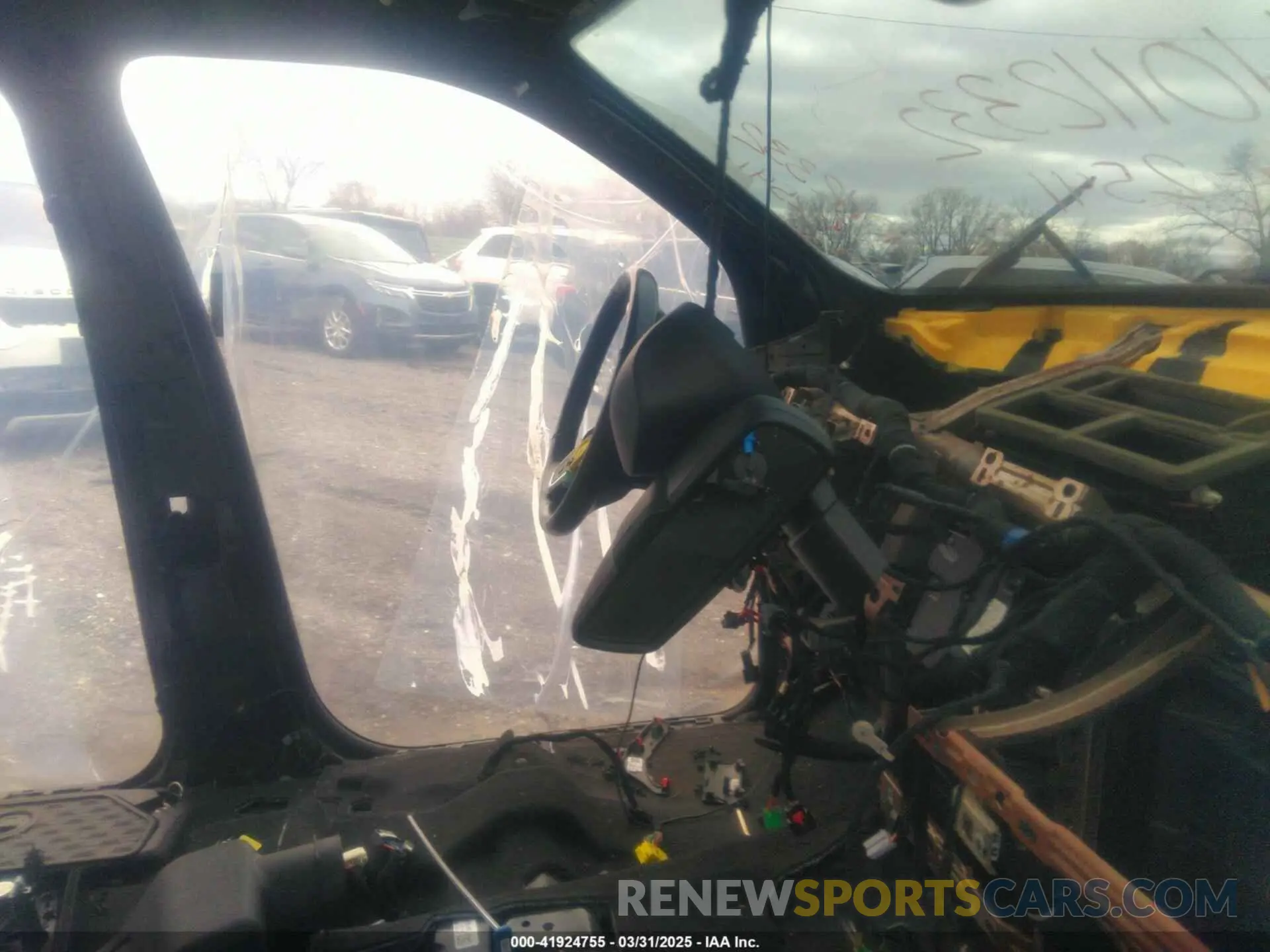 5 Photograph of a damaged car 1C6SRFJT2KN772541 RAM 1500 2019