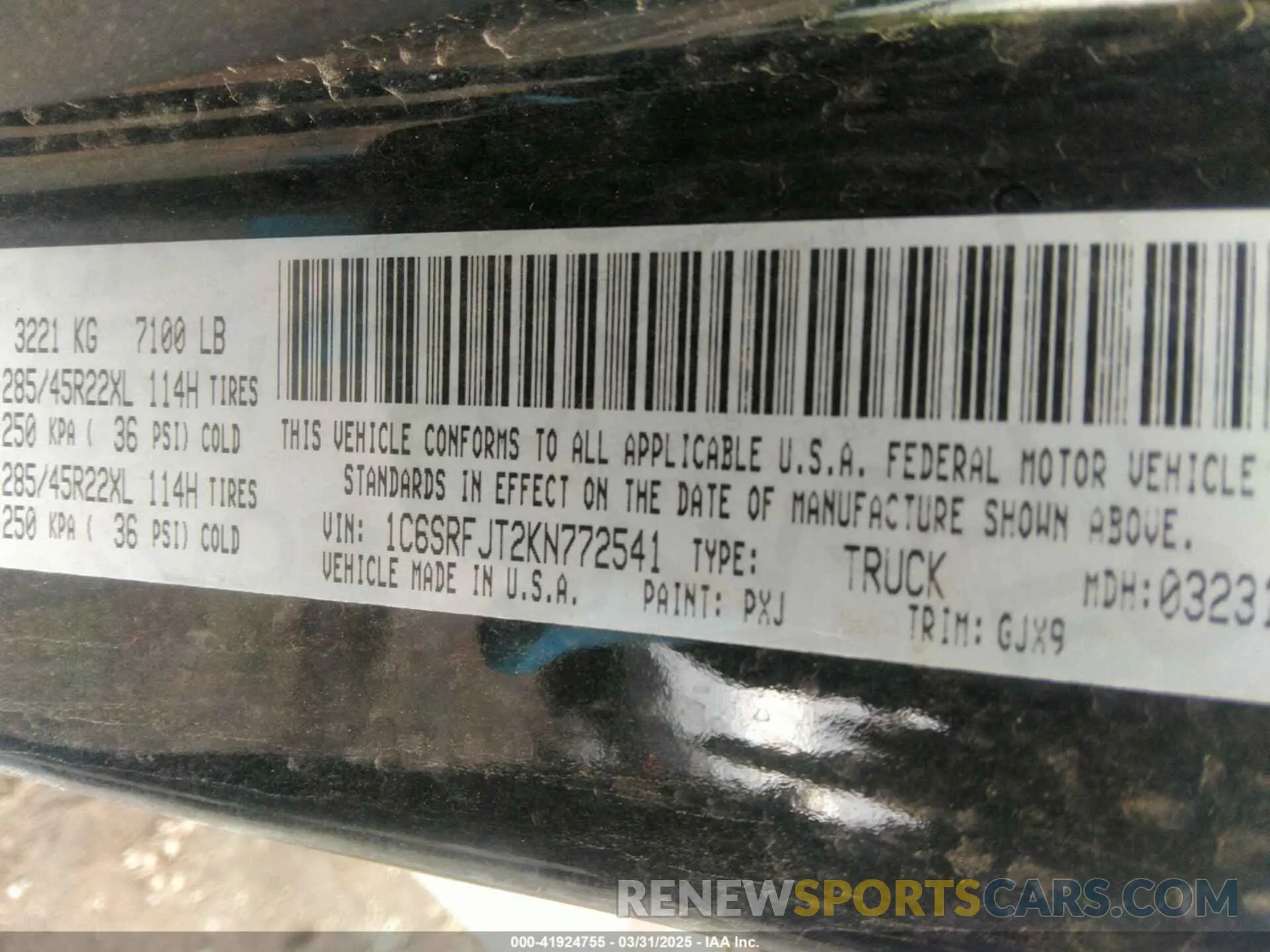 9 Photograph of a damaged car 1C6SRFJT2KN772541 RAM 1500 2019