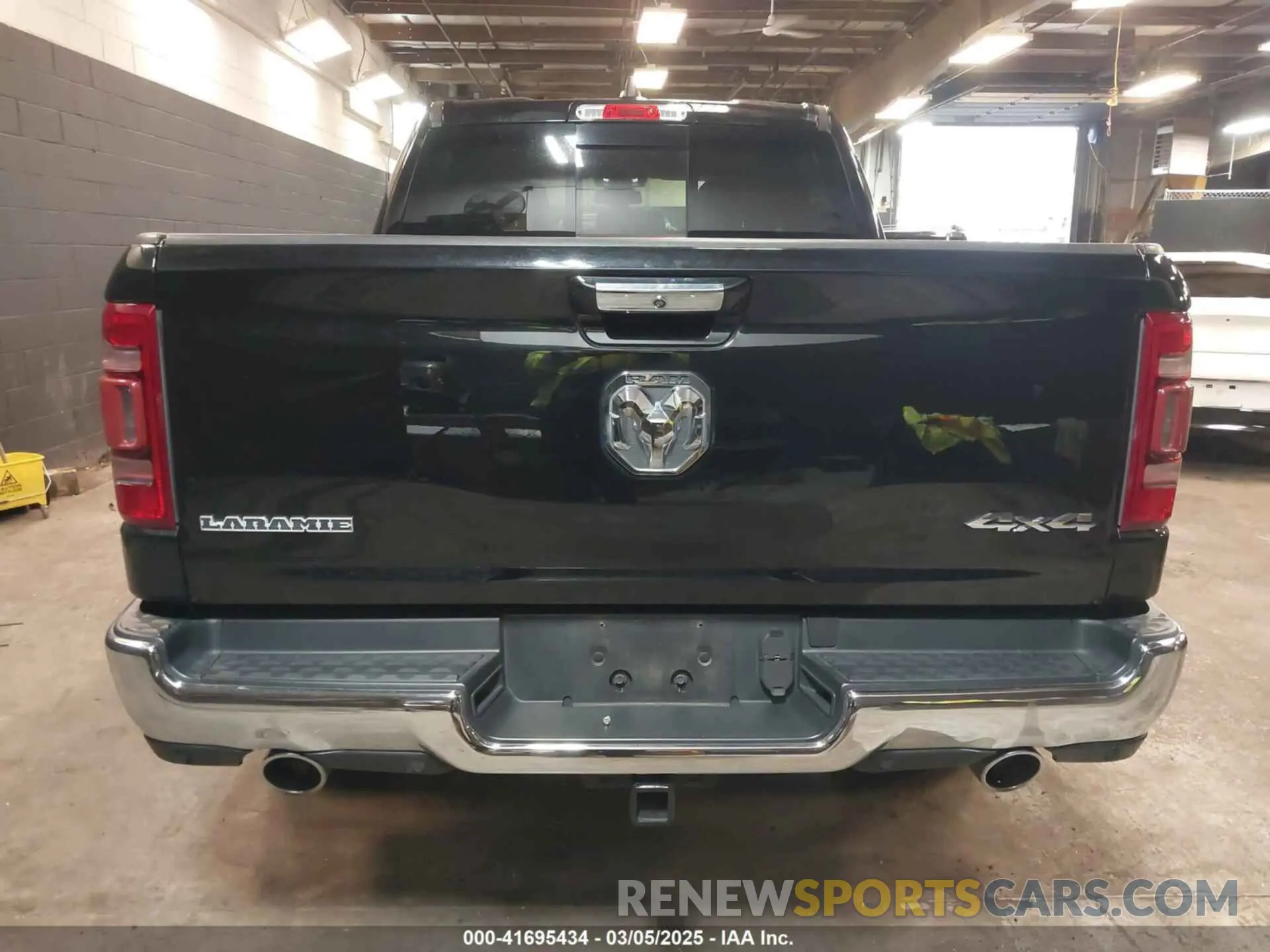 16 Photograph of a damaged car 1C6SRFJT3KN553829 RAM 1500 2019