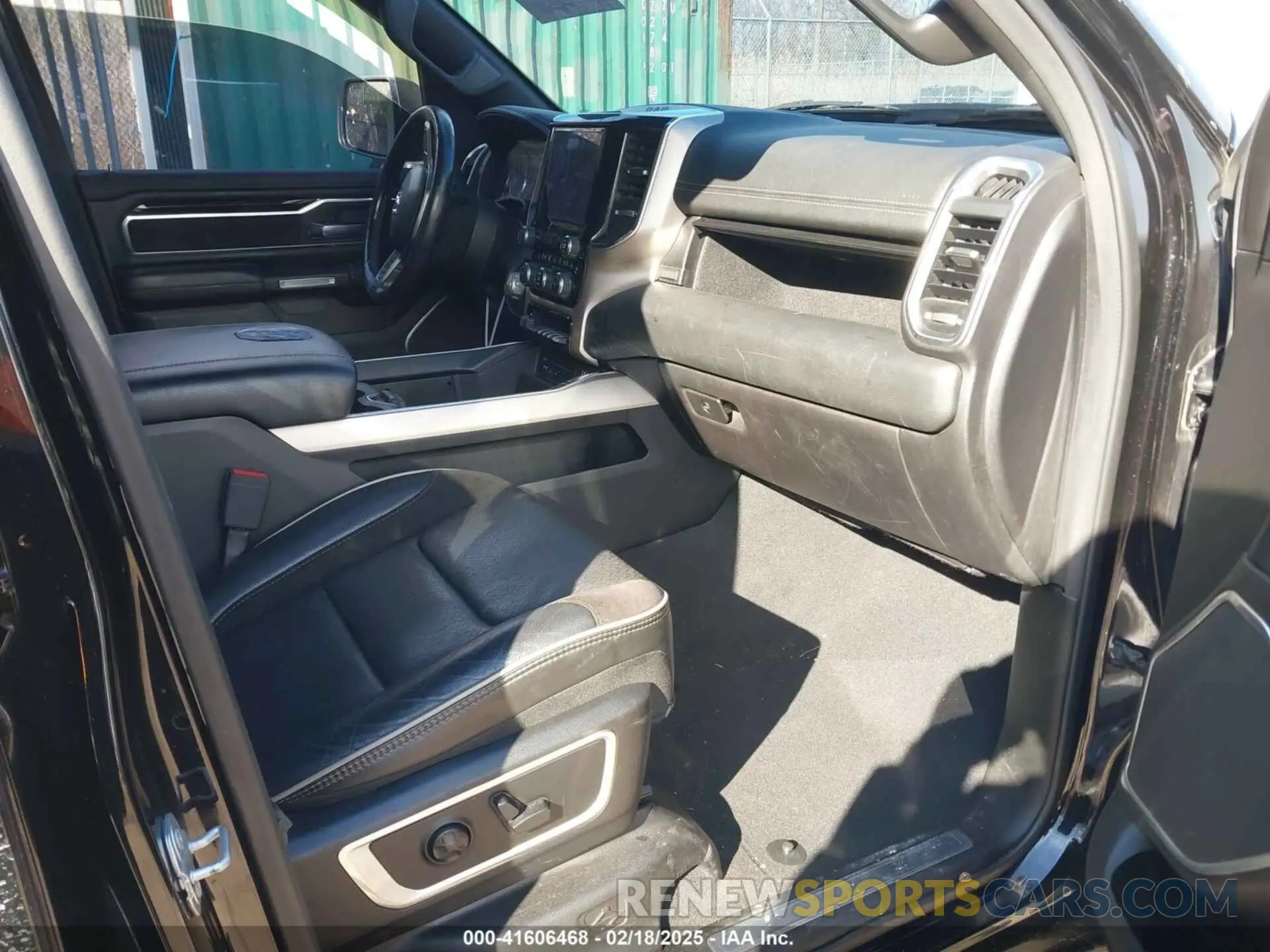 5 Photograph of a damaged car 1C6SRFJT5KN772582 RAM 1500 2019