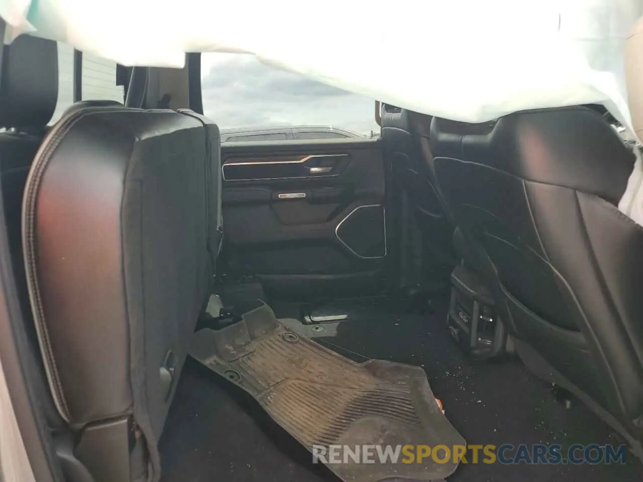 10 Photograph of a damaged car 1C6SRFJT6KN696578 RAM 1500 2019