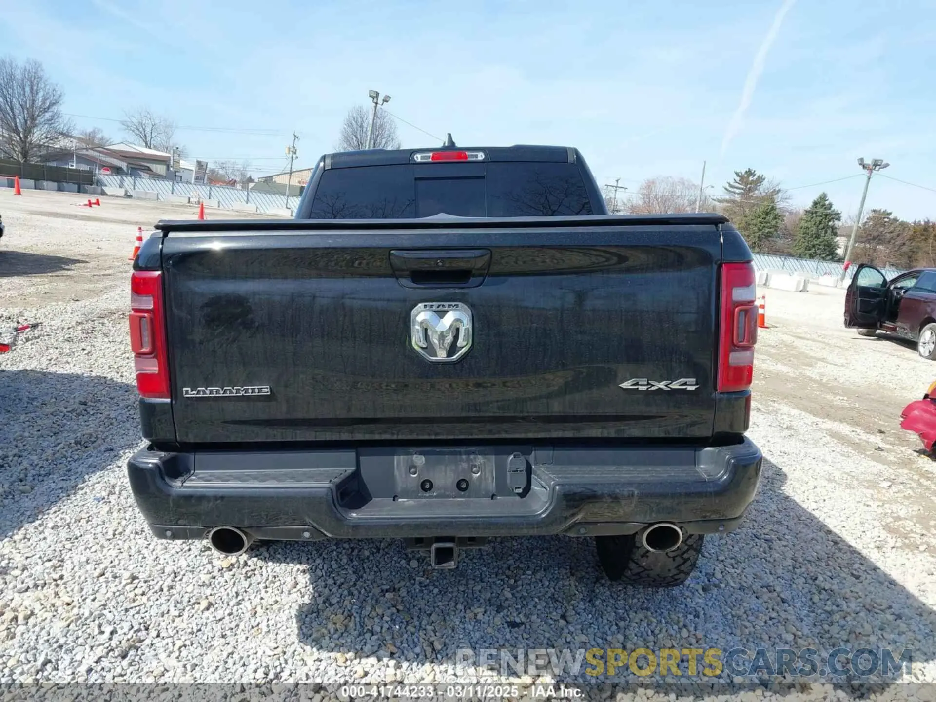 16 Photograph of a damaged car 1C6SRFJT9KN881854 RAM 1500 2019
