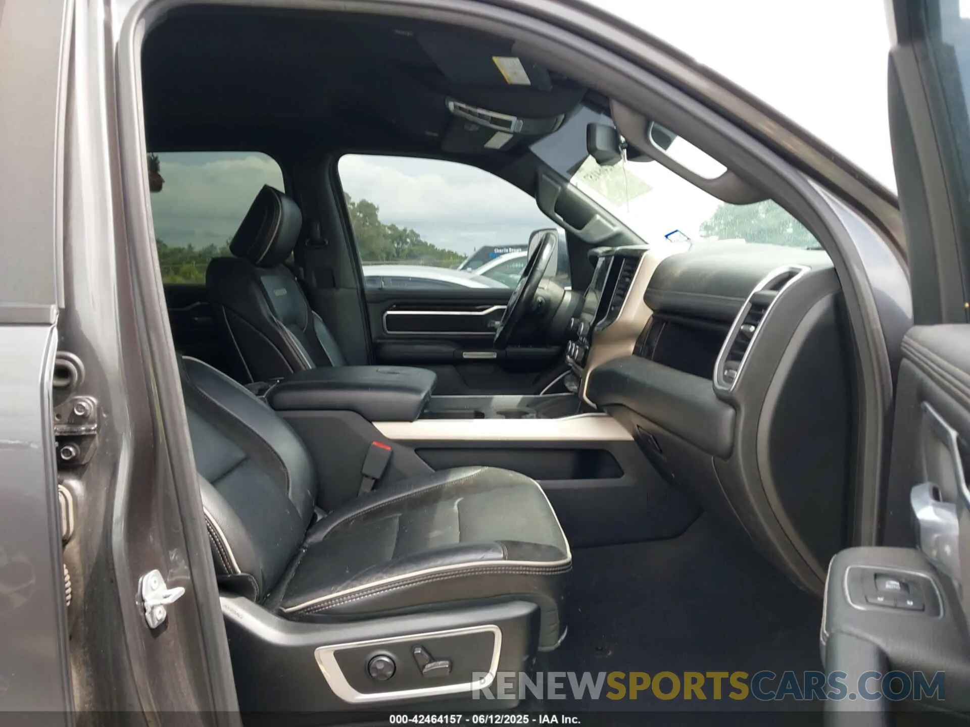 5 Photograph of a damaged car 1C6SRFJTXKN578372 RAM 1500 2019