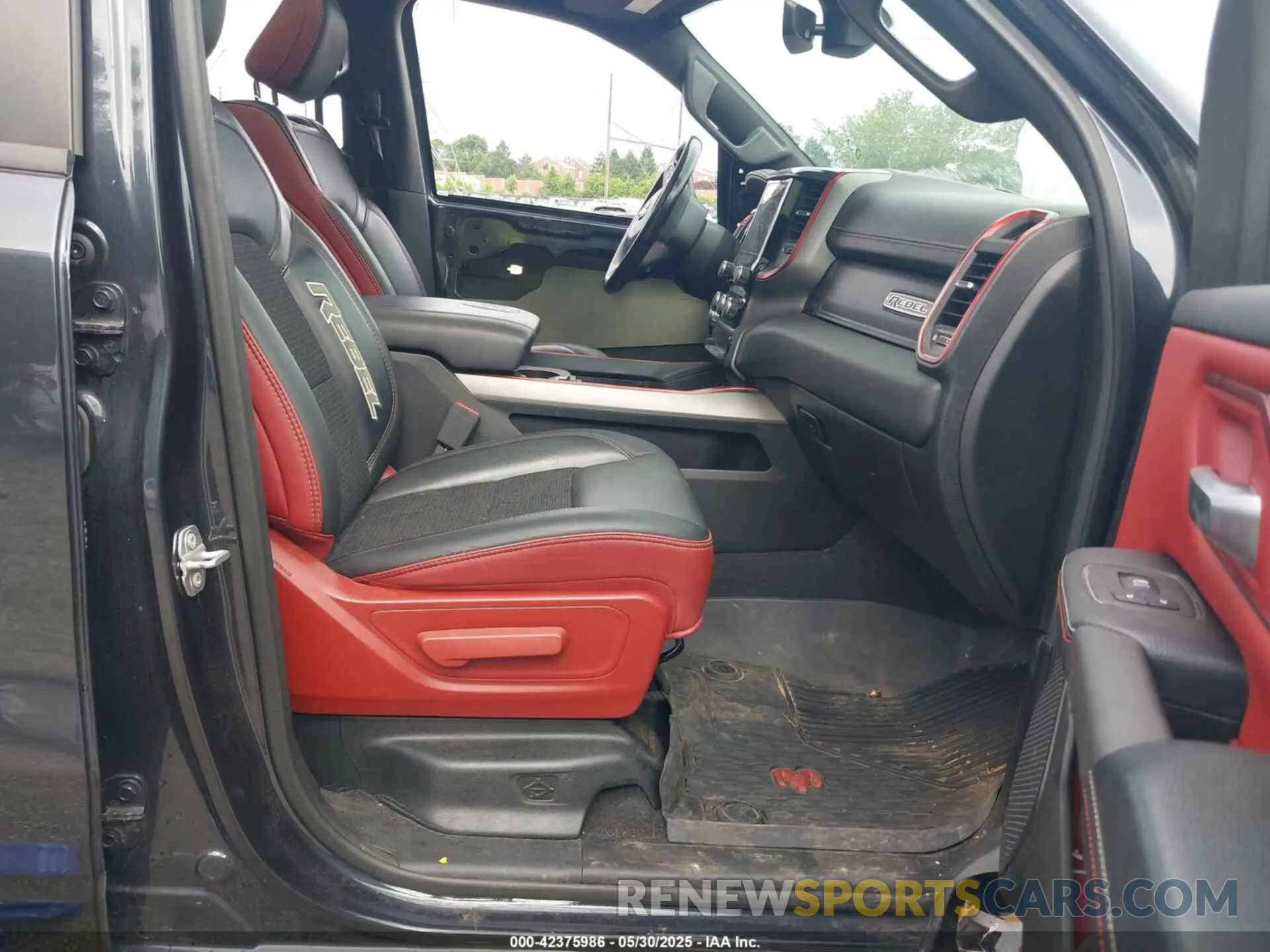 5 Photograph of a damaged car 1C6SRFLT1KN784936 RAM 1500 2019