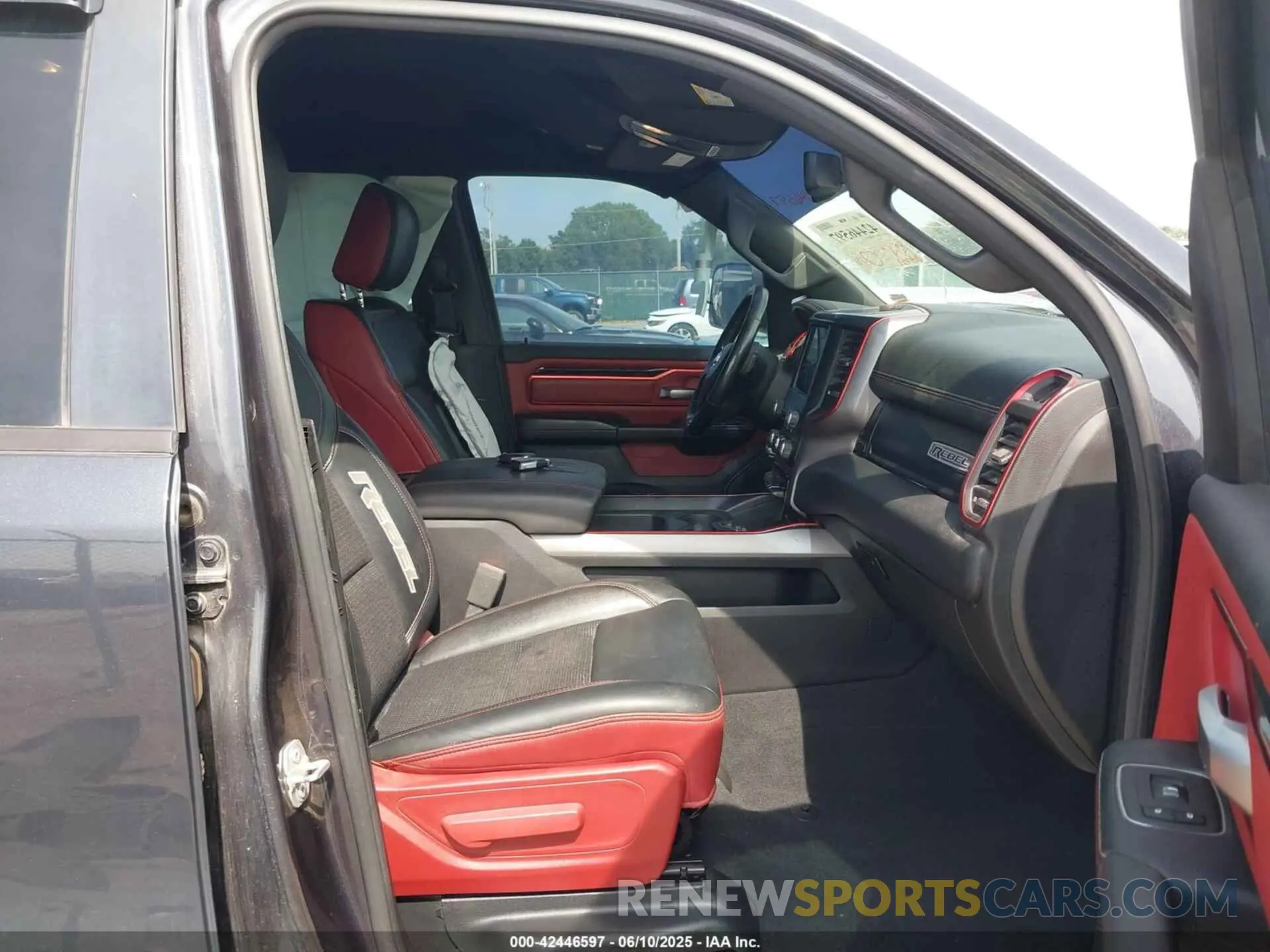 5 Photograph of a damaged car 1C6SRFLT2KN551194 RAM 1500 2019