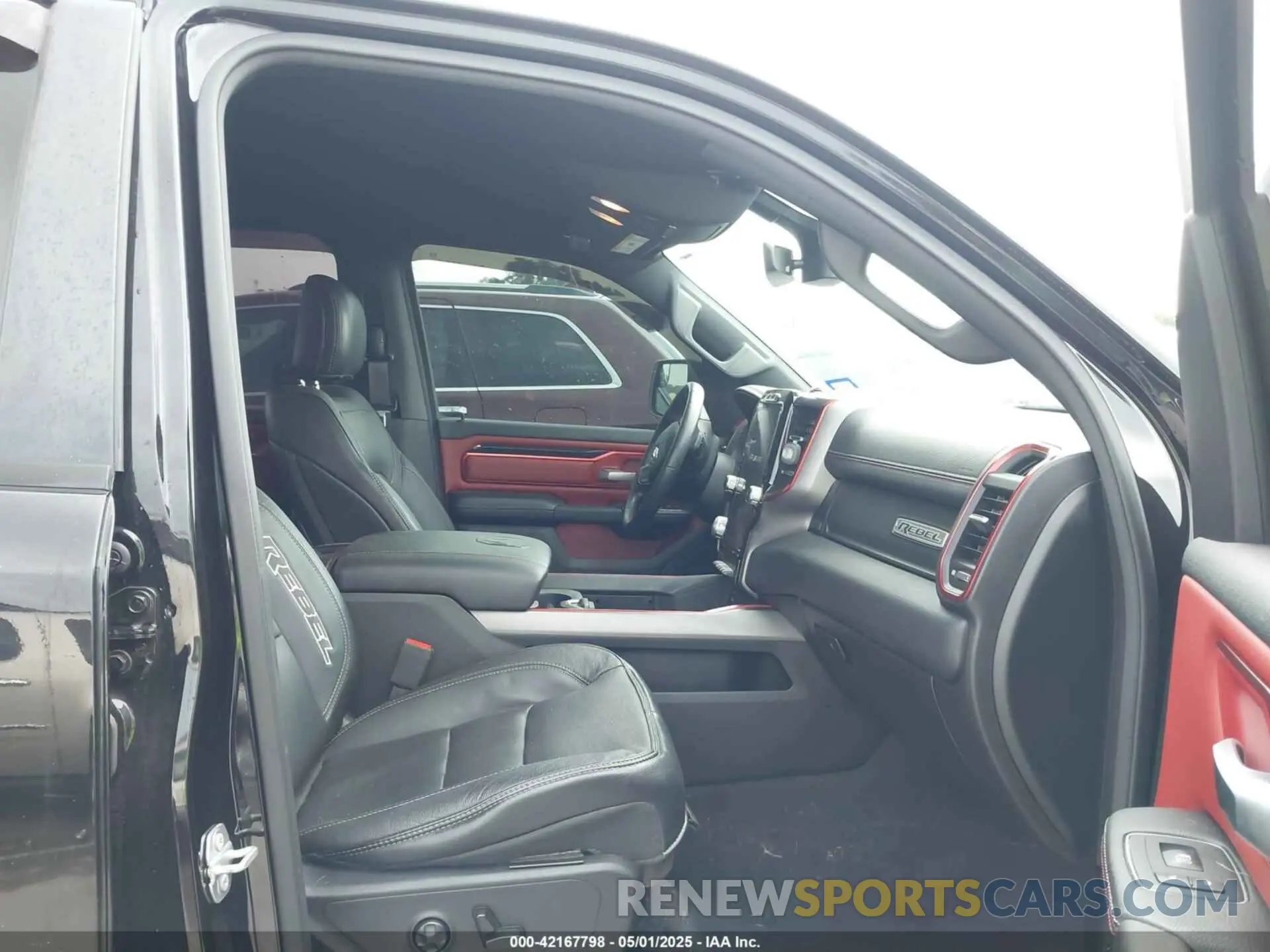 5 Photograph of a damaged car 1C6SRFLT2KN914674 RAM 1500 2019