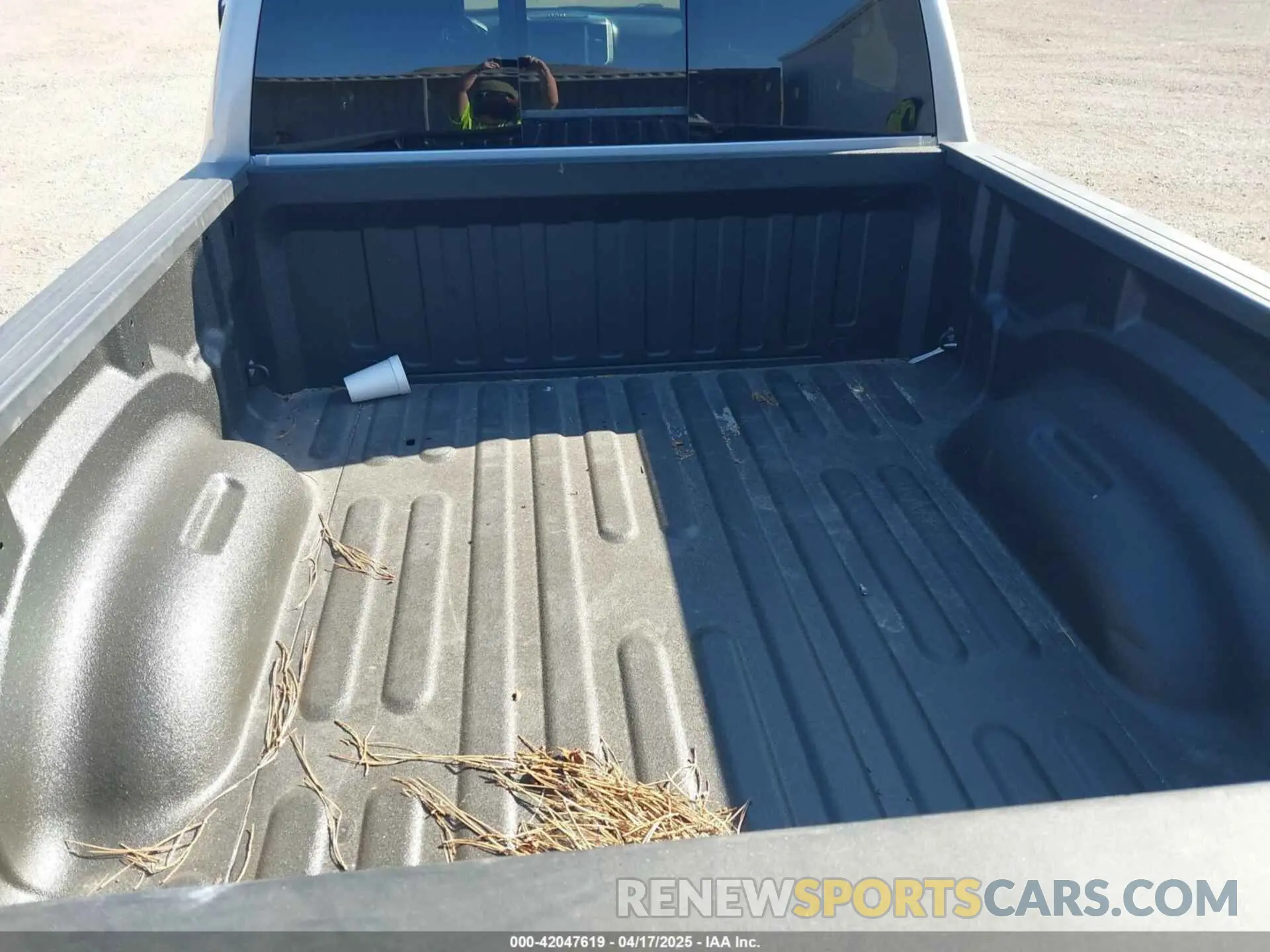 17 Photograph of a damaged car 1C6SRFMT2KN521613 RAM 1500 2019