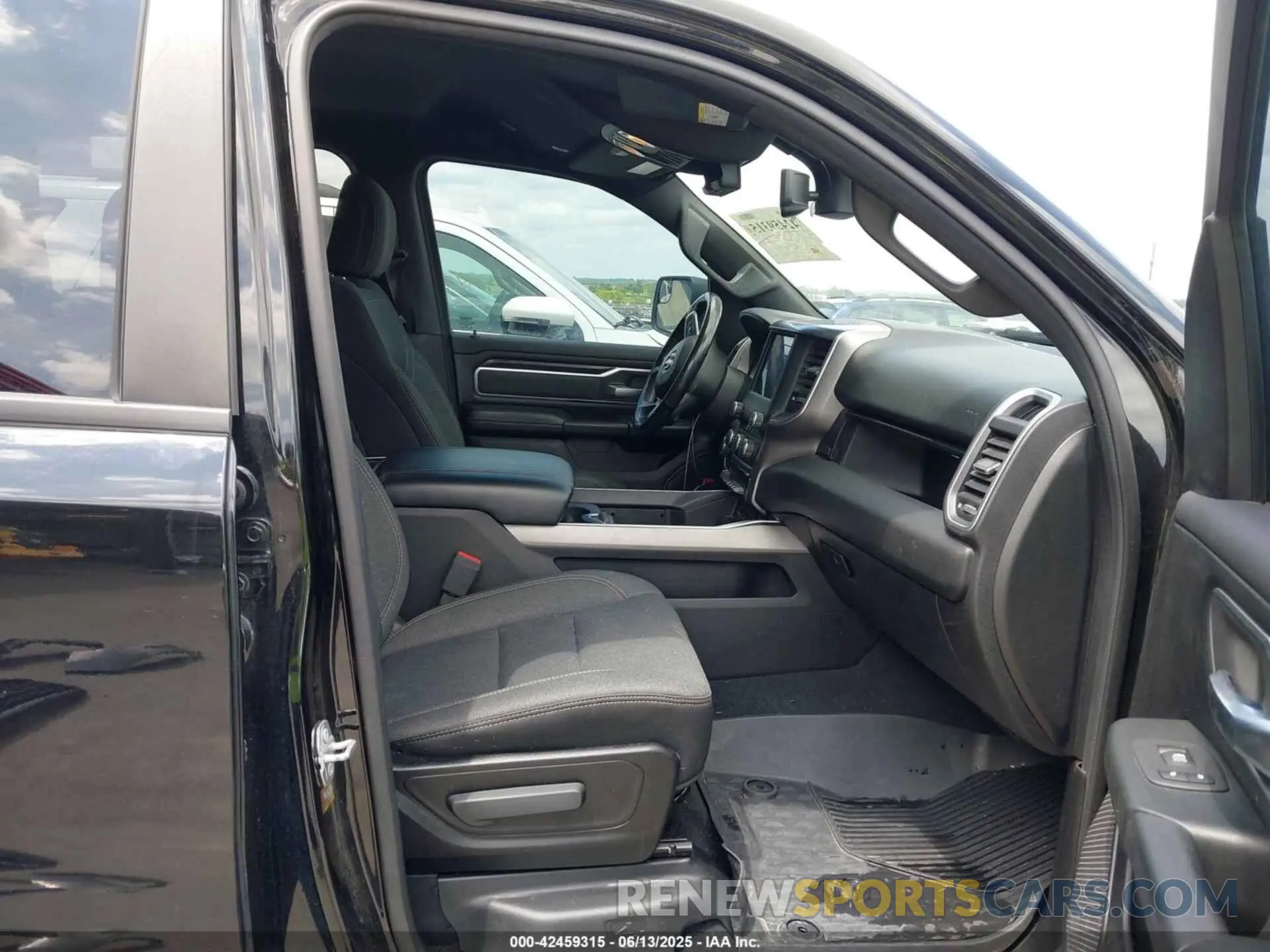 5 Photograph of a damaged car 1C6SRFMT7KN736680 RAM 1500 2019