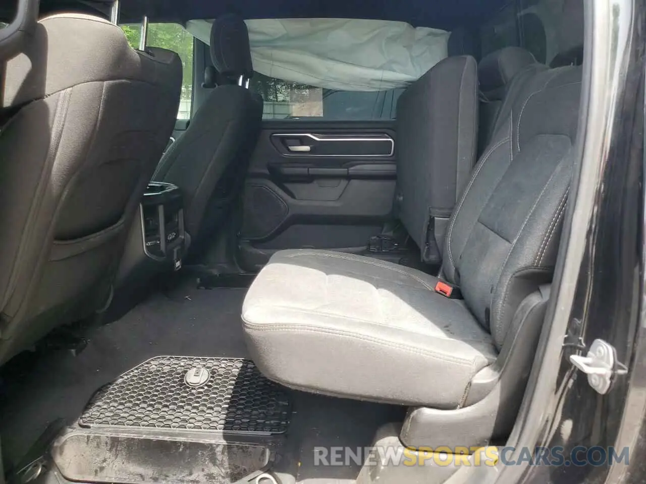 10 Photograph of a damaged car 1C6SRFMT8KN637611 RAM 1500 2019