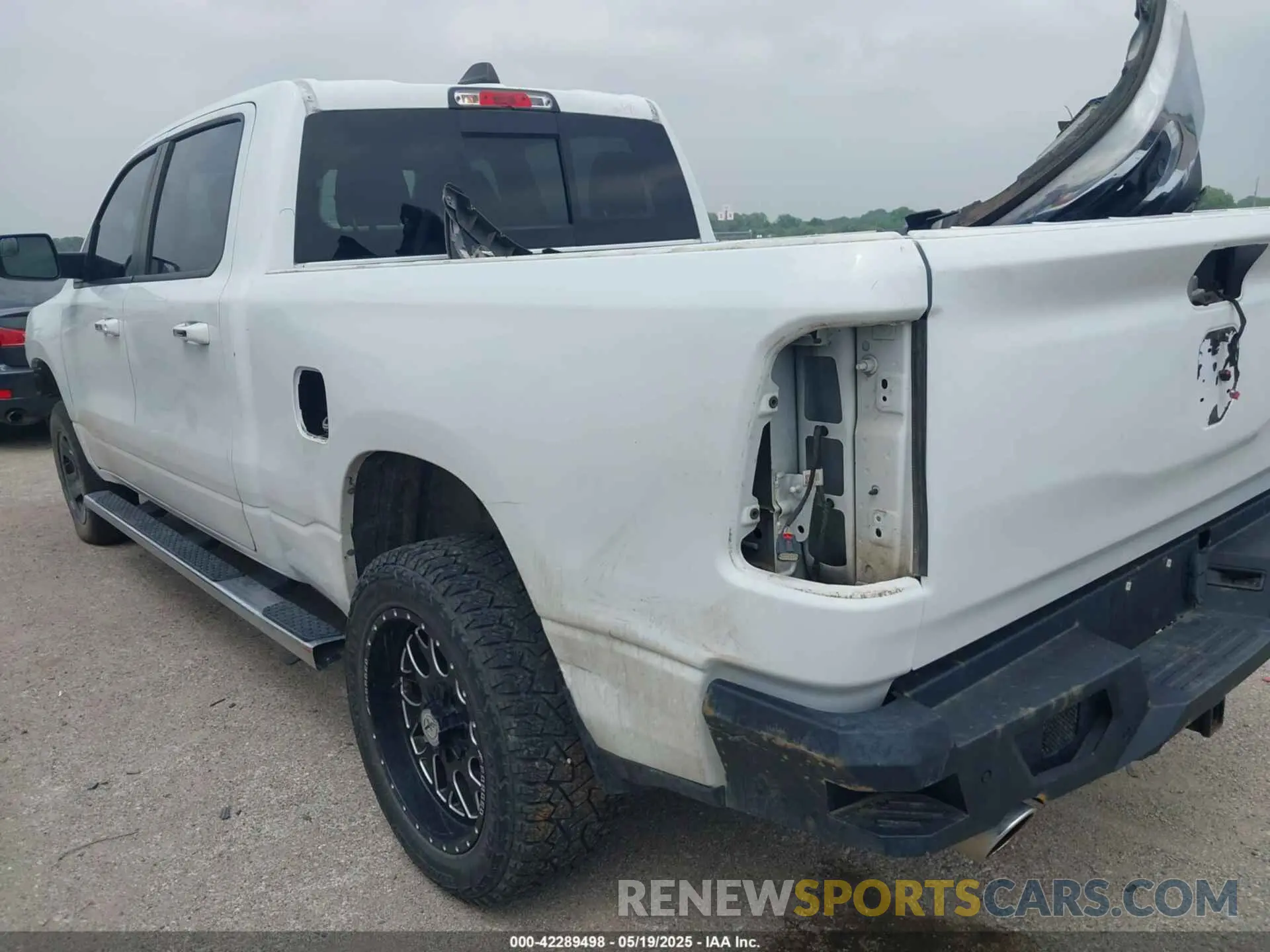 18 Photograph of a damaged car 1C6SRFMT9KN644227 RAM 1500 2019