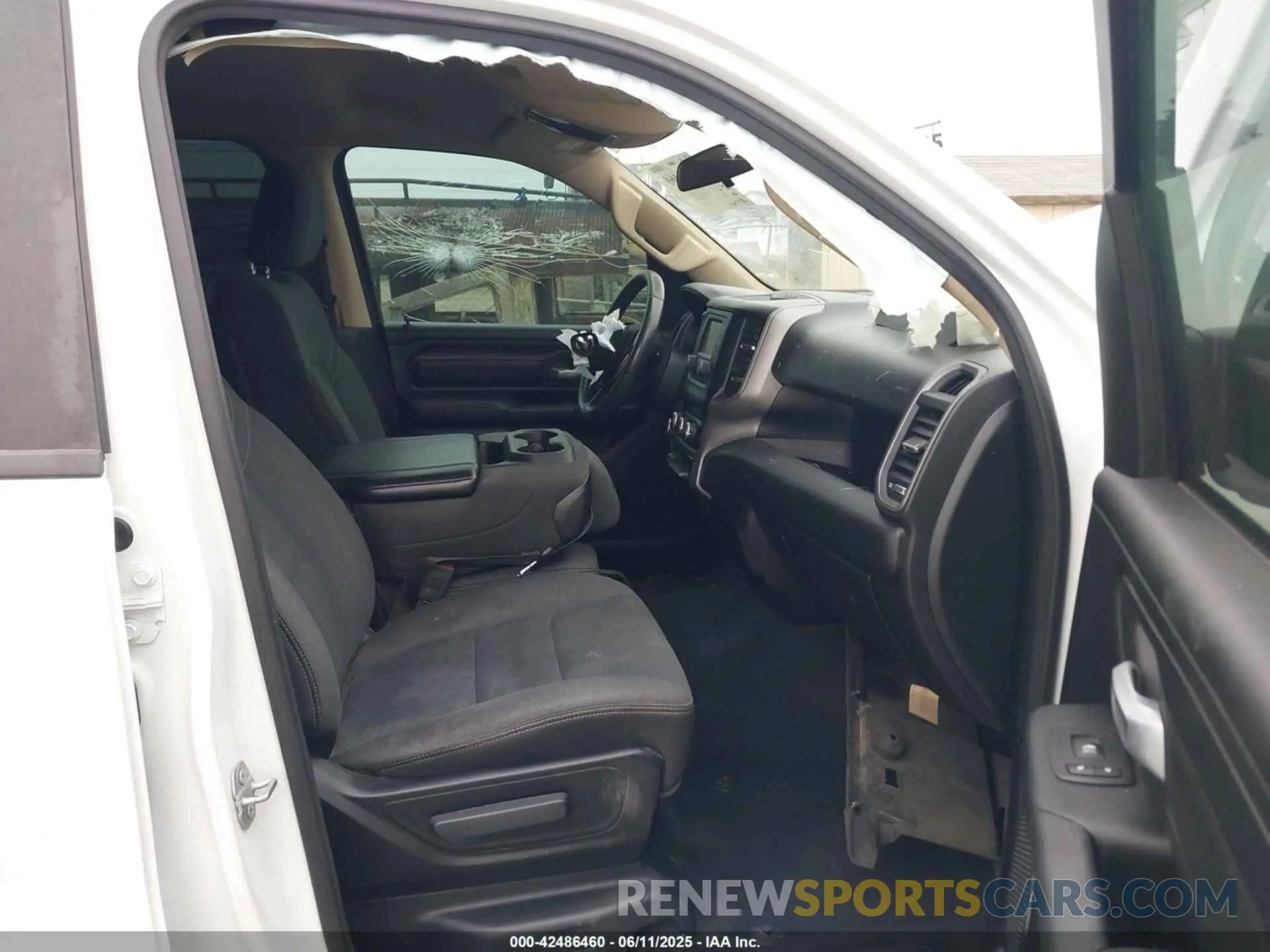 5 Photograph of a damaged car 1C6SRFNT8KN545042 RAM 1500 2019